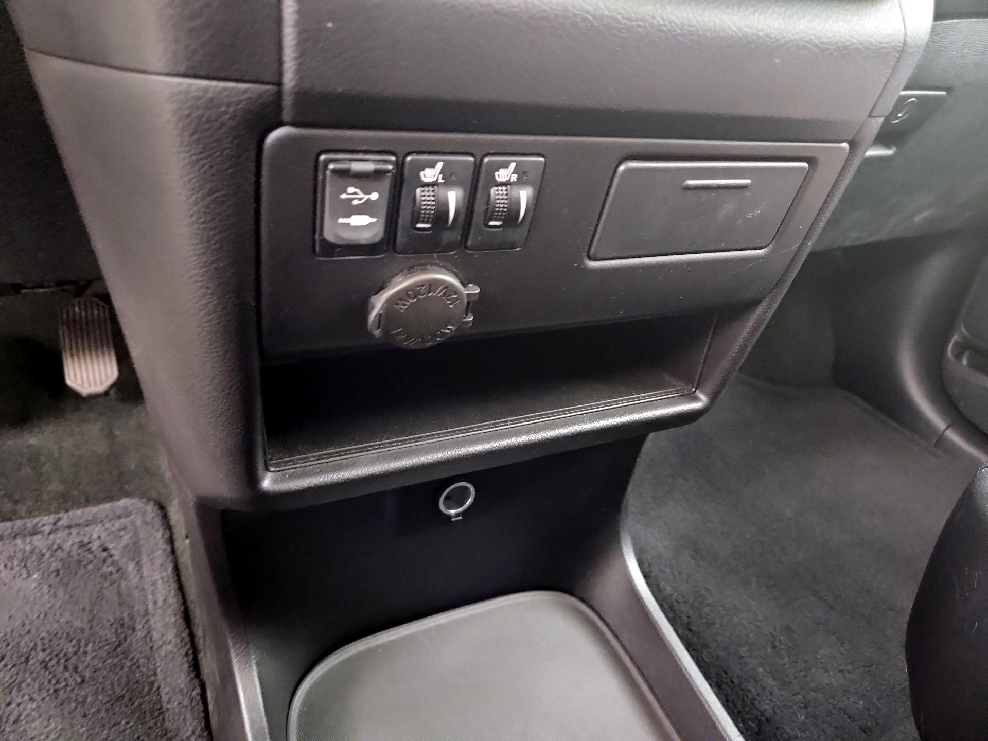 Thumbnail: 2015 Toyota Sienna - 19