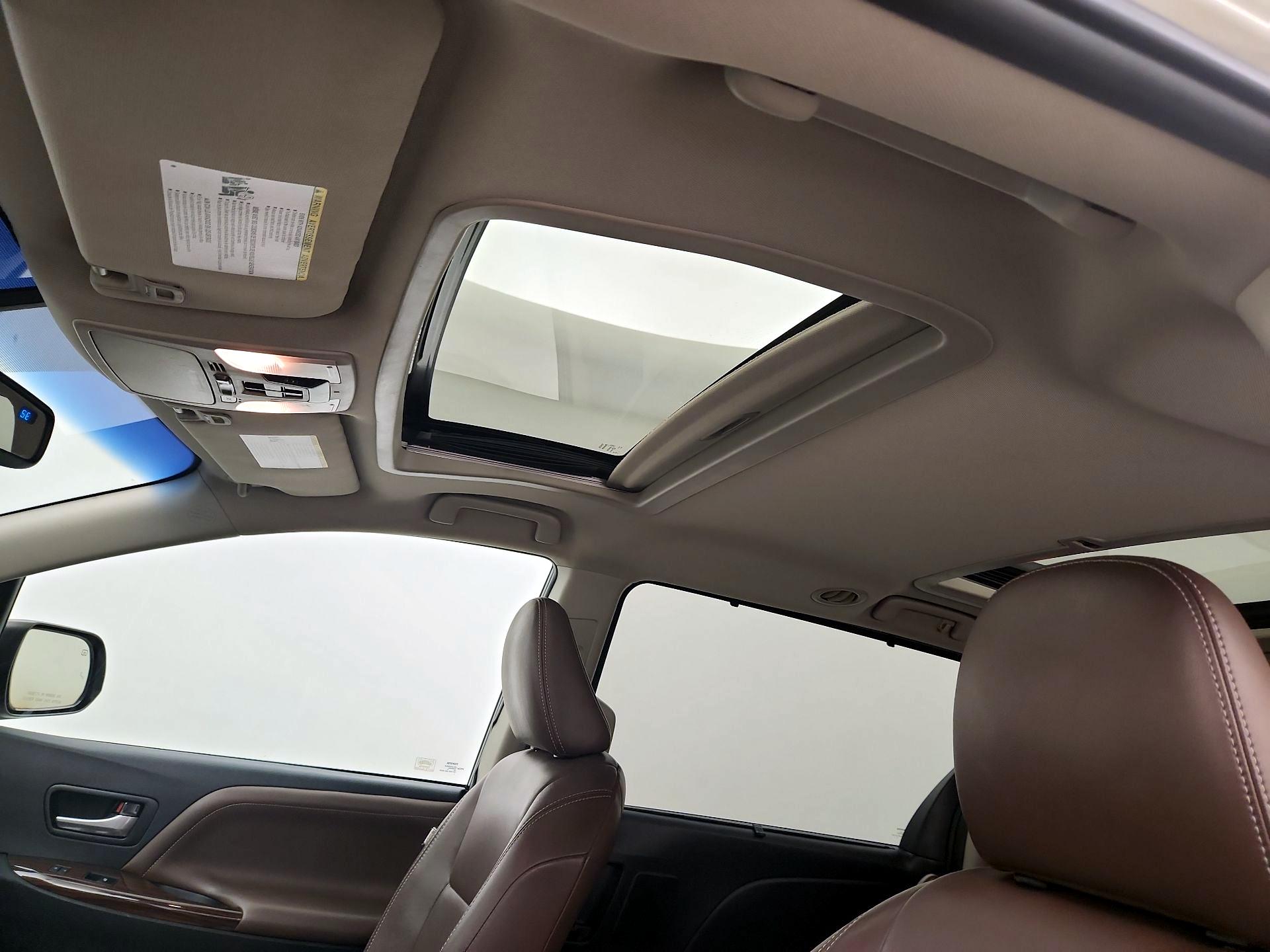 Thumbnail: 2015 Toyota Sienna - 20