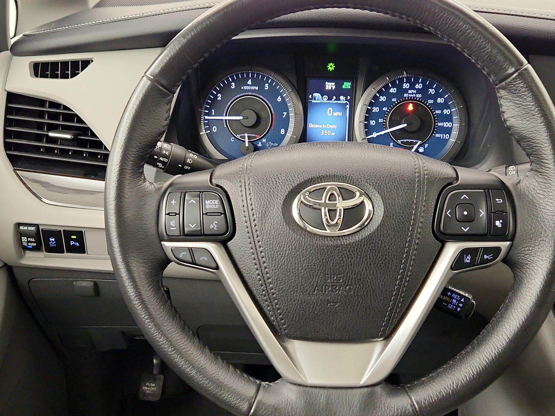 Thumbnail: 2018 Toyota Sienna - 10