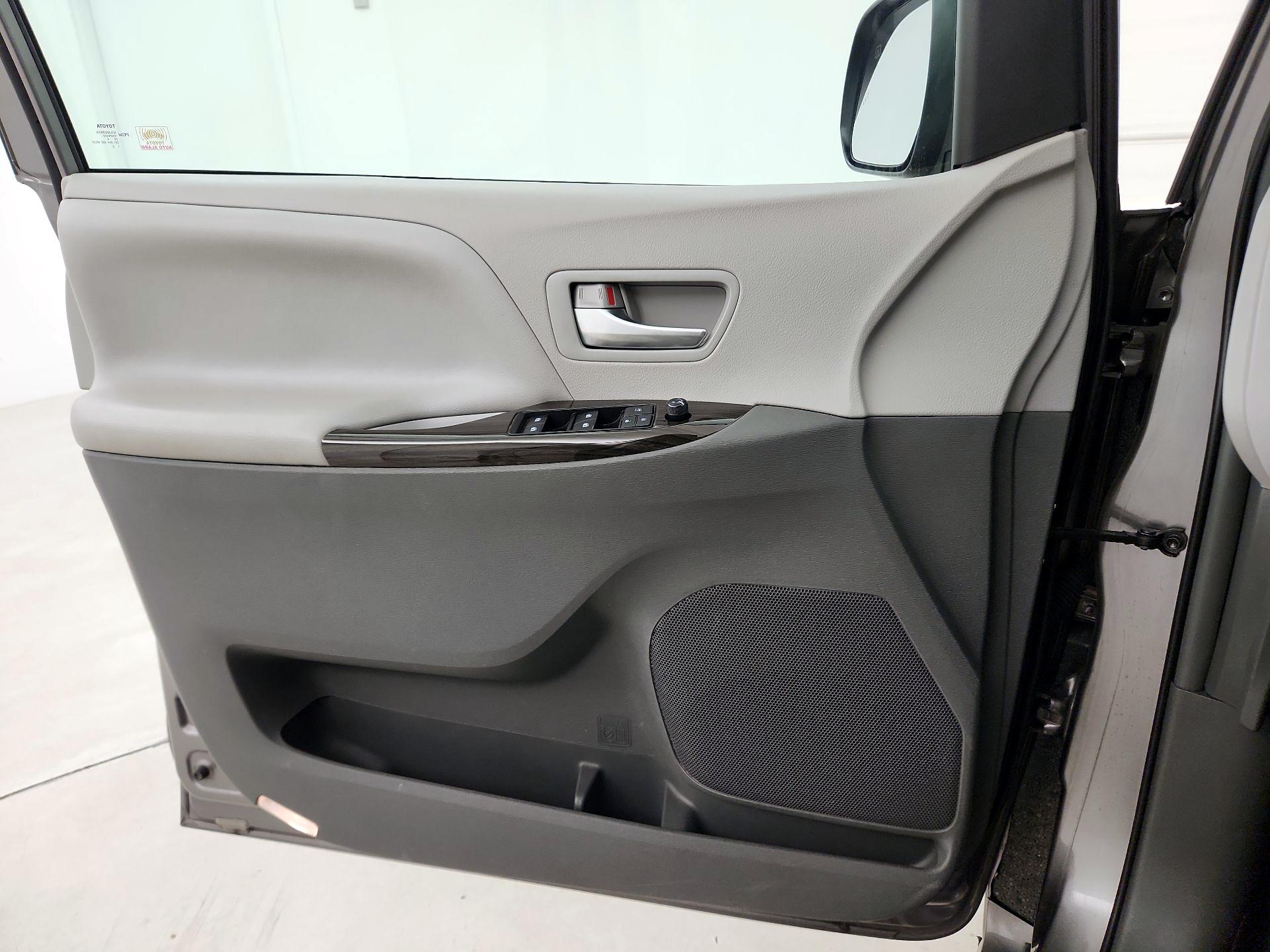Thumbnail: 2018 Toyota Sienna - 12
