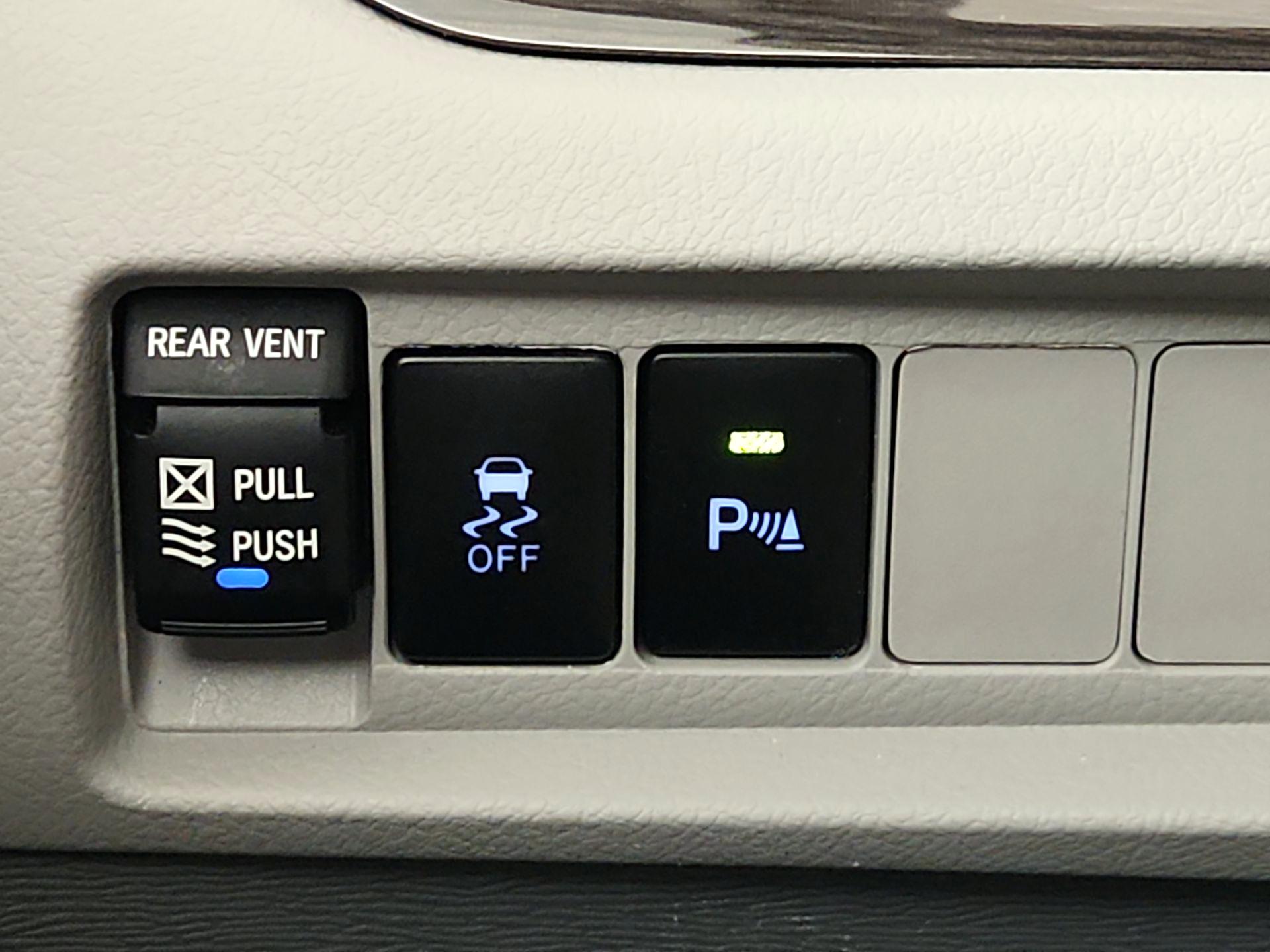 Thumbnail: 2018 Toyota Sienna - 13