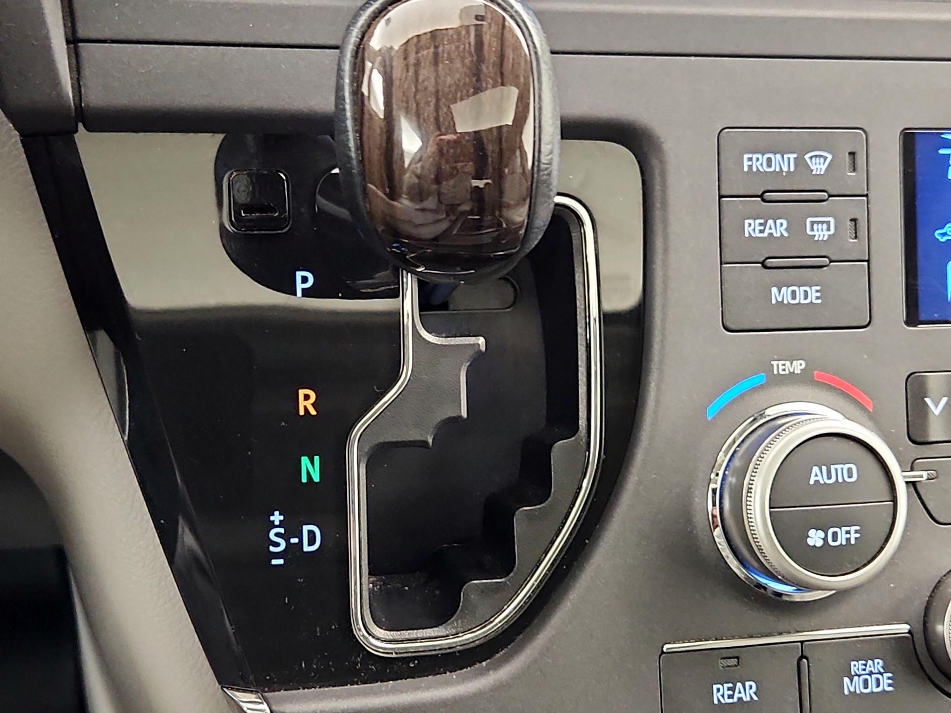 Thumbnail: 2018 Toyota Sienna - 18
