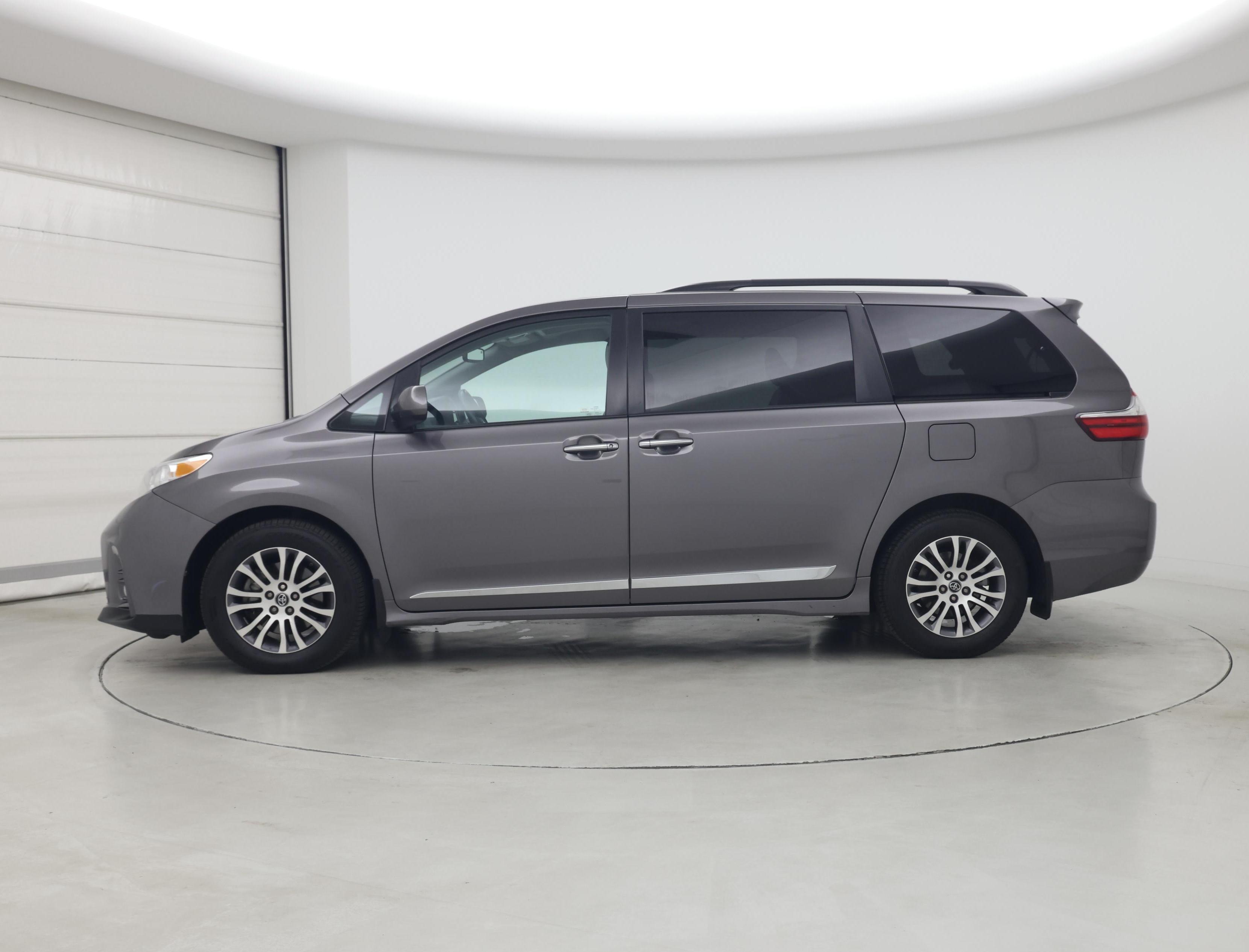 Thumbnail: 2018 Toyota Sienna - 3