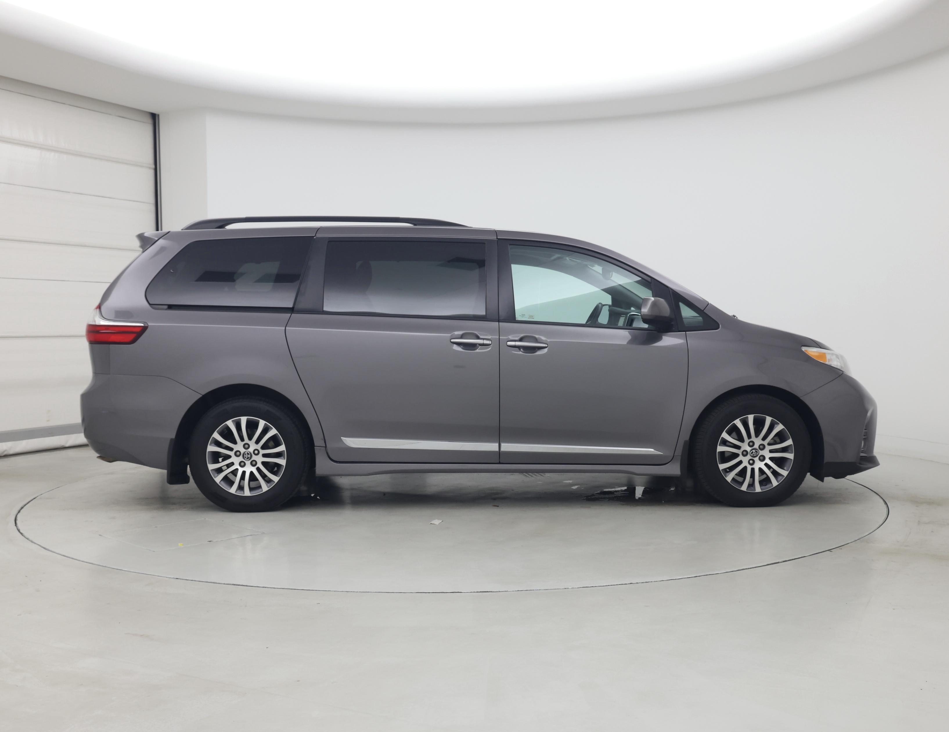 Thumbnail: 2018 Toyota Sienna - 7