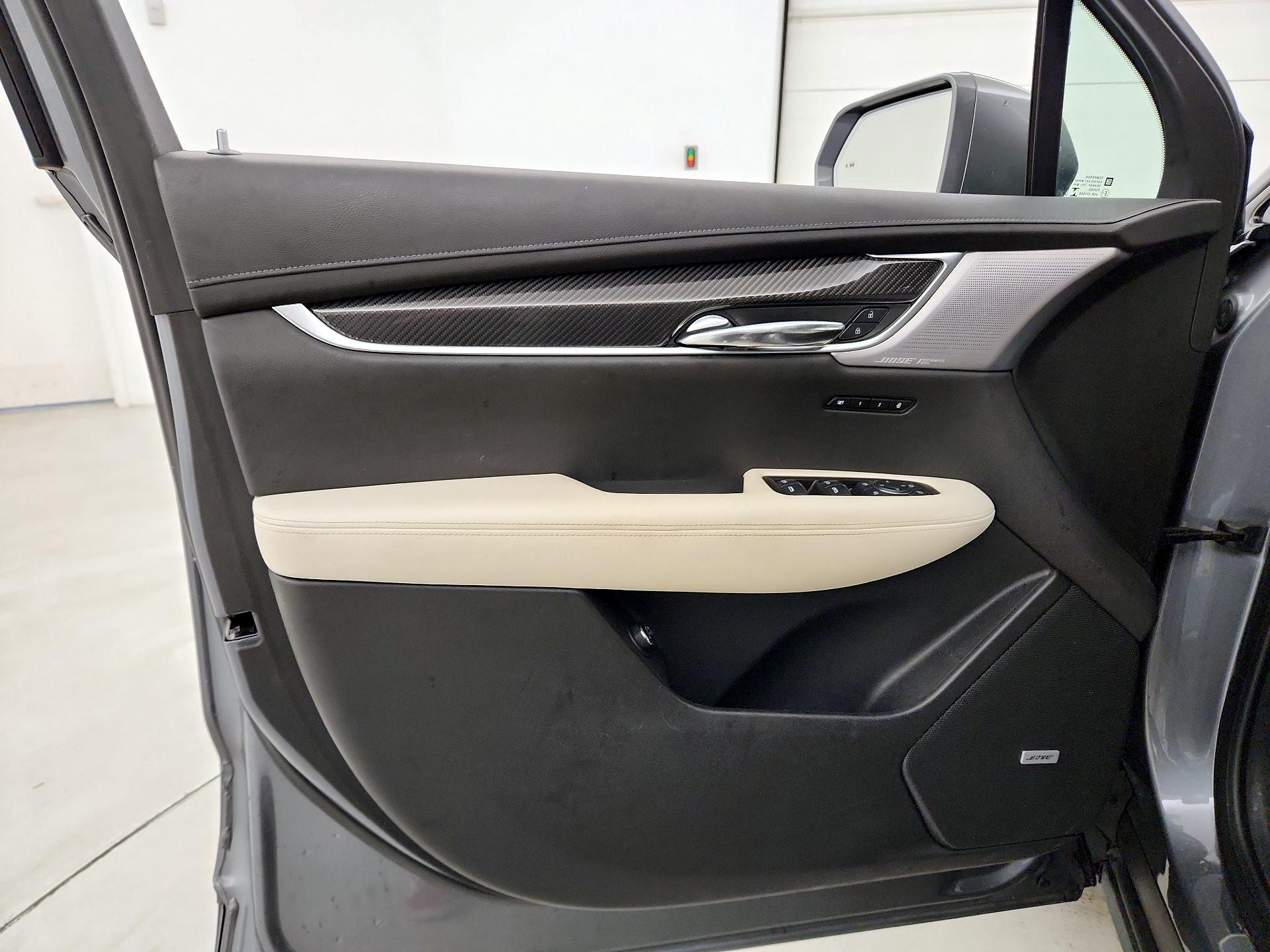 Thumbnail: 2020 Cadillac XT6 - 12