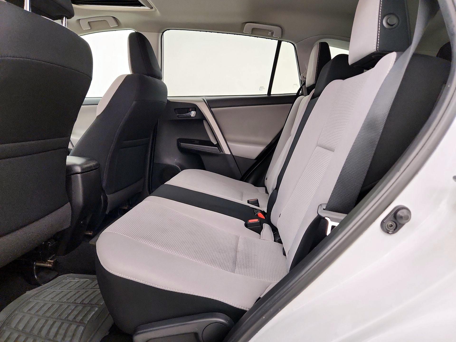 Thumbnail: 2018 Toyota RAV4 - 20