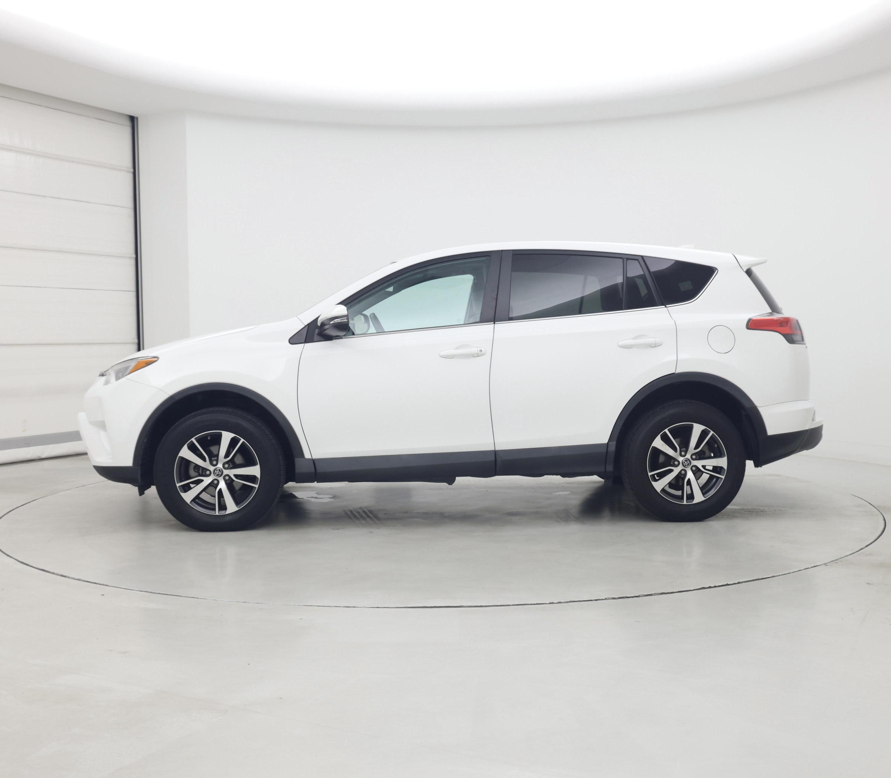 Thumbnail: 2018 Toyota RAV4 - 3