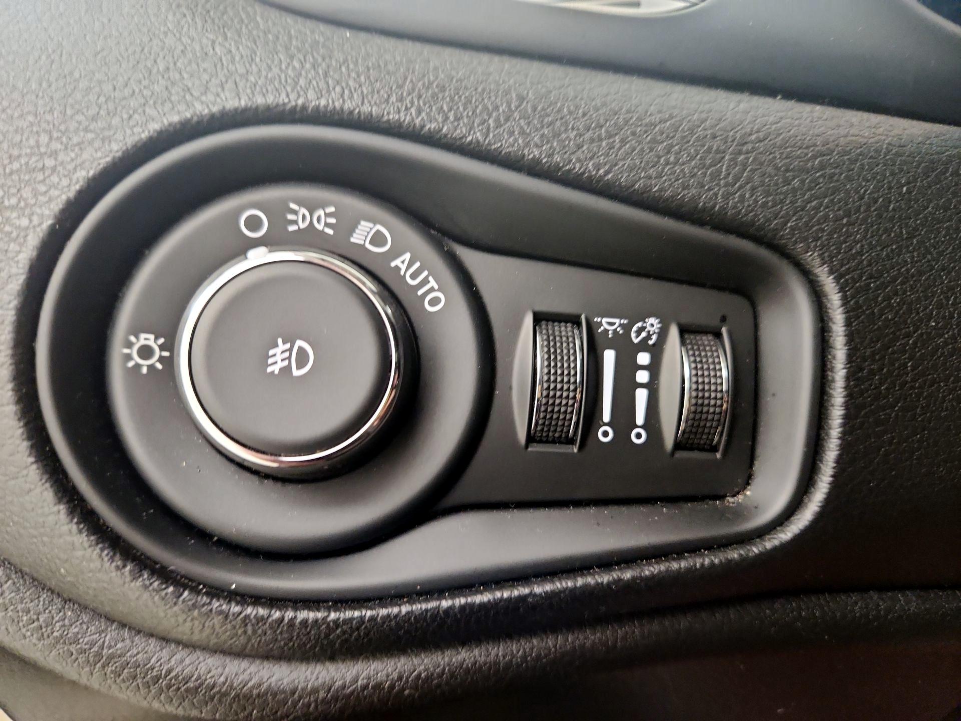 Thumbnail: 2016 Jeep Renegade - 13