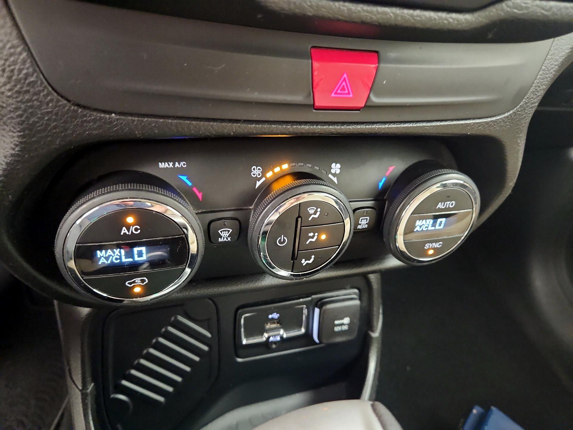 Thumbnail: 2016 Jeep Renegade - 16