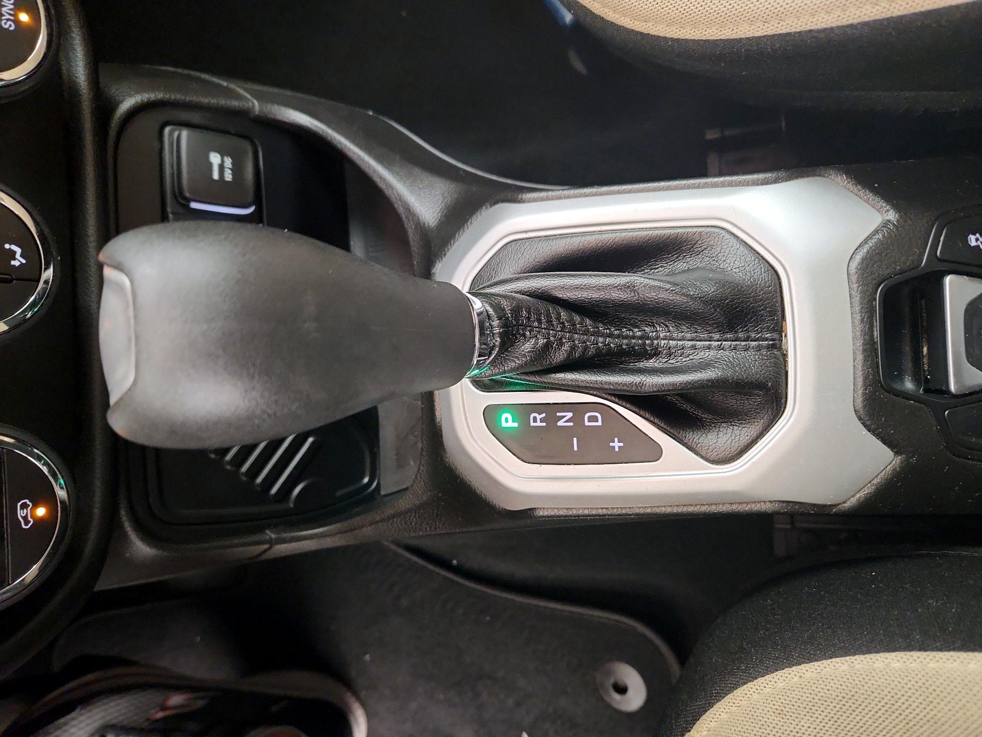 Thumbnail: 2016 Jeep Renegade - 17