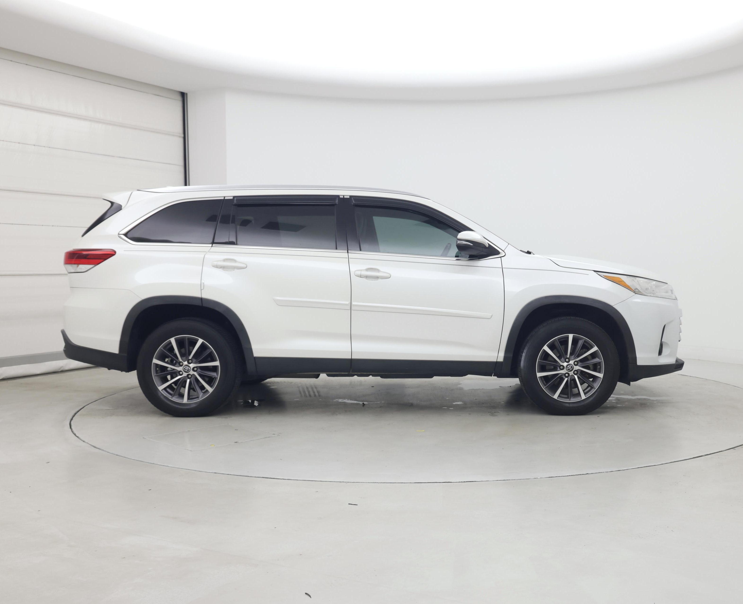 Thumbnail: 2019 Toyota Highlander - 7