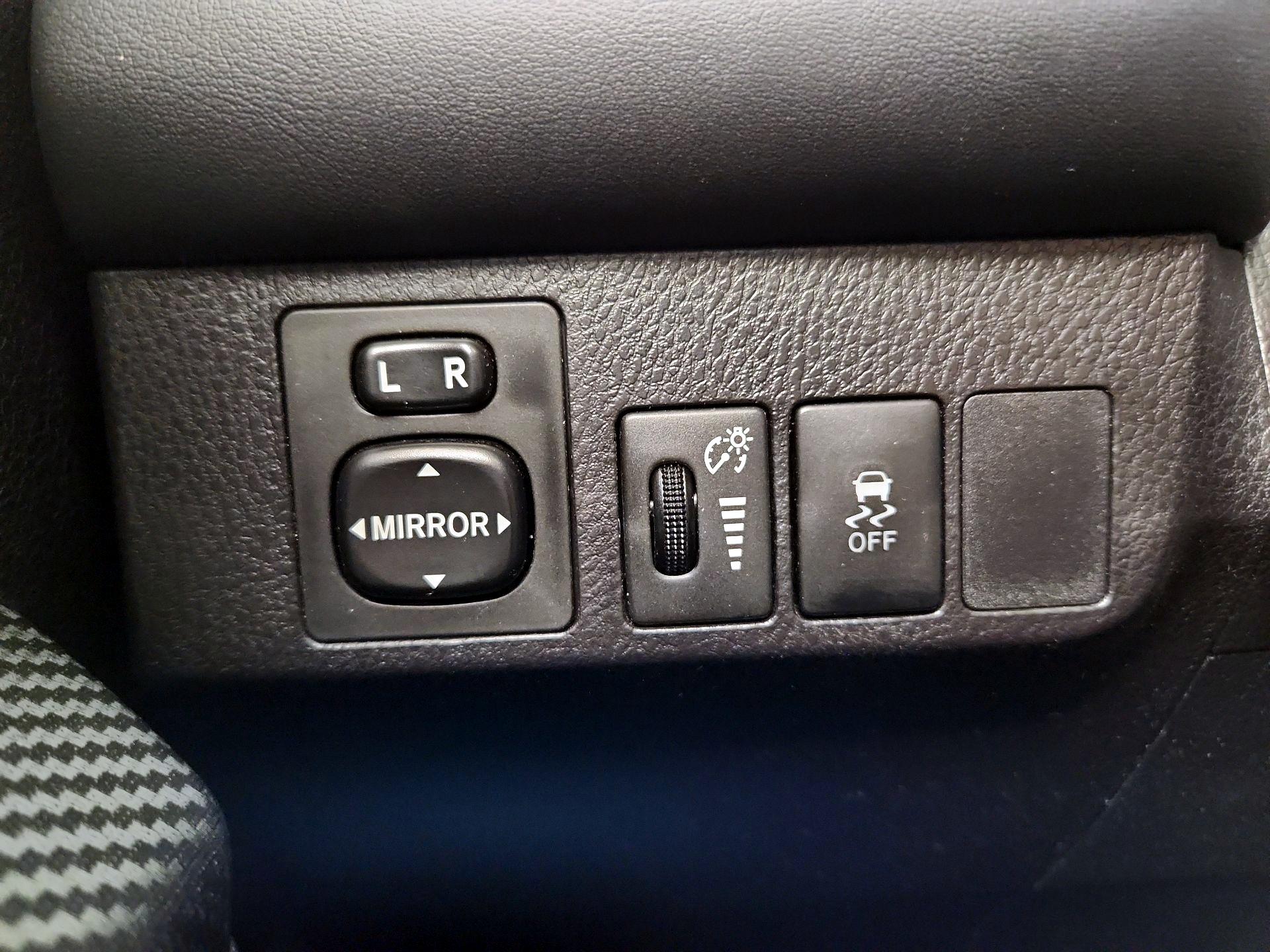 Thumbnail: 2015 Toyota RAV4 - 13