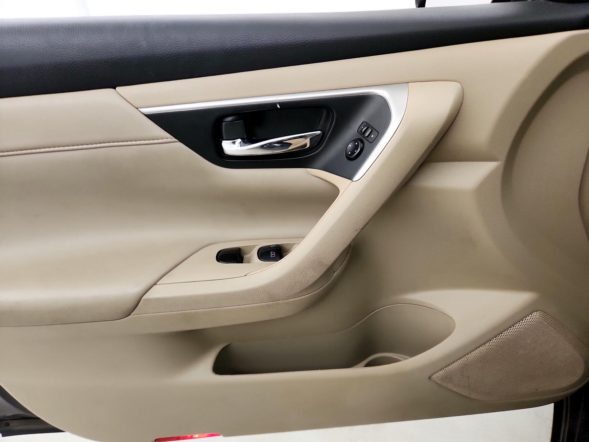 Thumbnail: 2016 Nissan Altima - 12