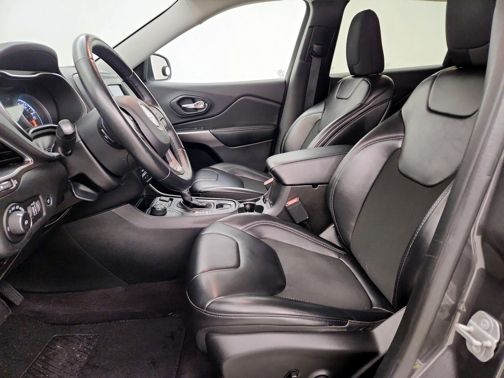 Thumbnail: 2019 Jeep Cherokee - 11