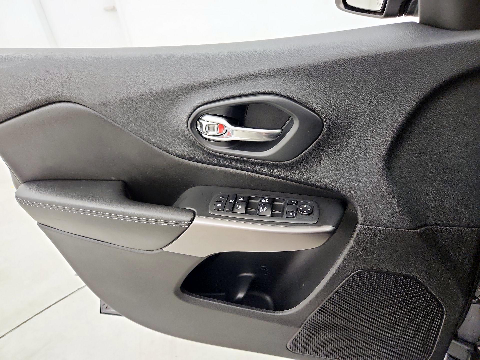 Thumbnail: 2019 Jeep Cherokee - 12