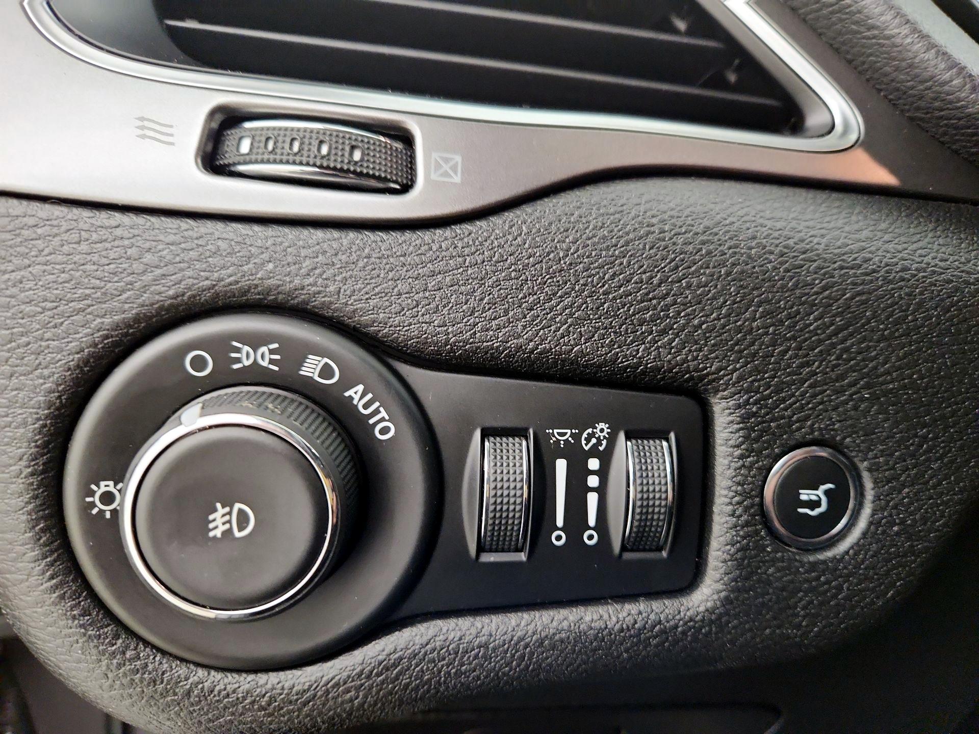 Thumbnail: 2019 Jeep Cherokee - 13