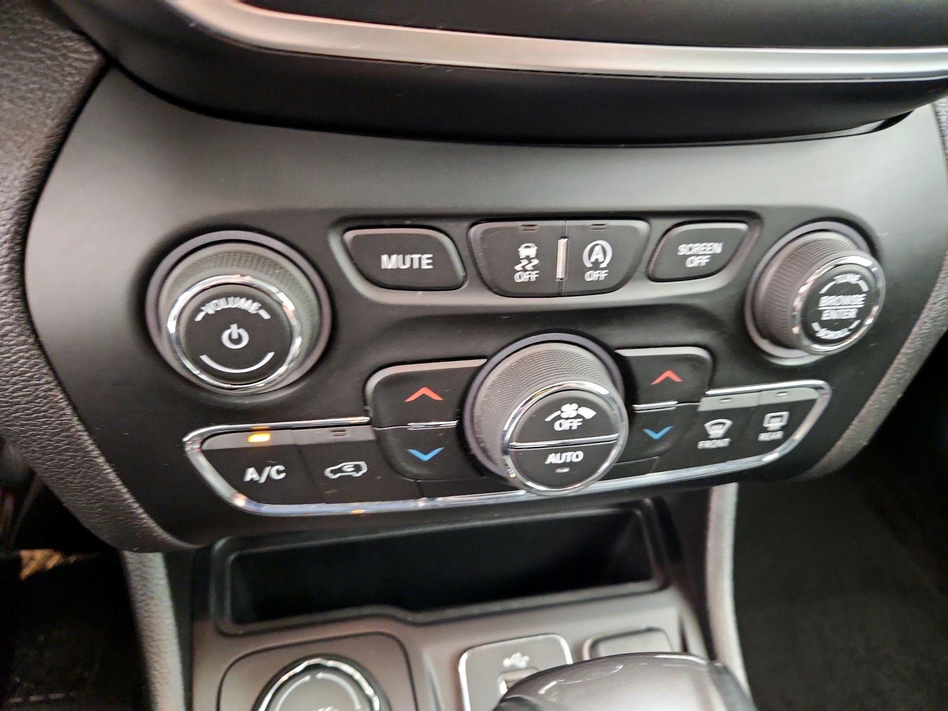 Thumbnail: 2019 Jeep Cherokee - 16