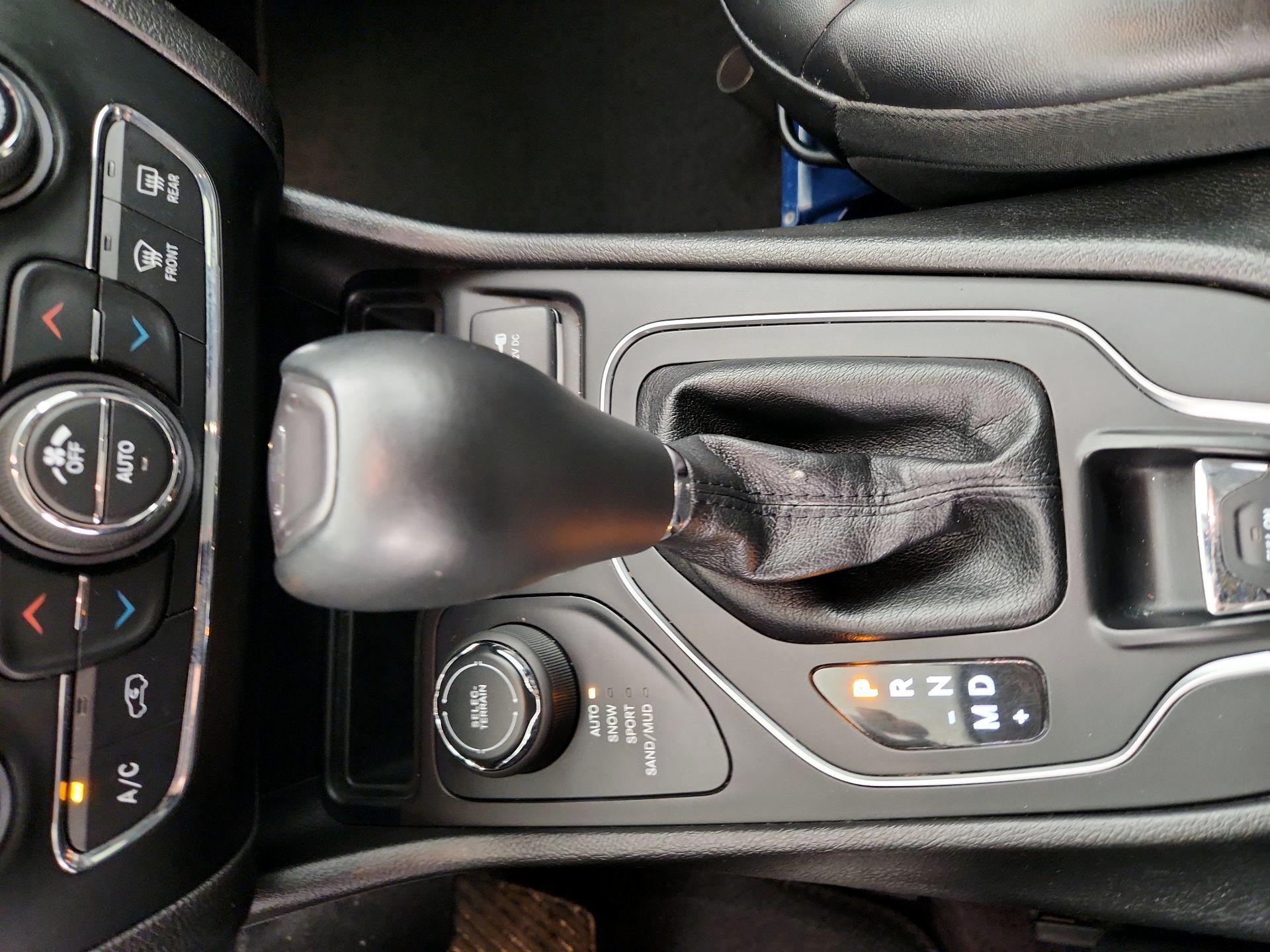 Thumbnail: 2019 Jeep Cherokee - 17