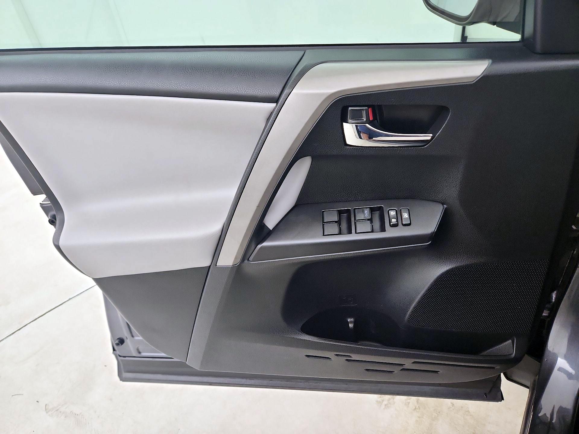 Thumbnail: 2018 Toyota RAV4 - 12