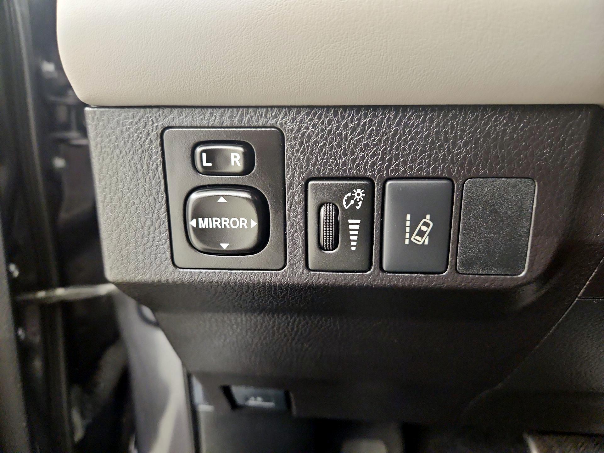 Thumbnail: 2018 Toyota RAV4 - 13