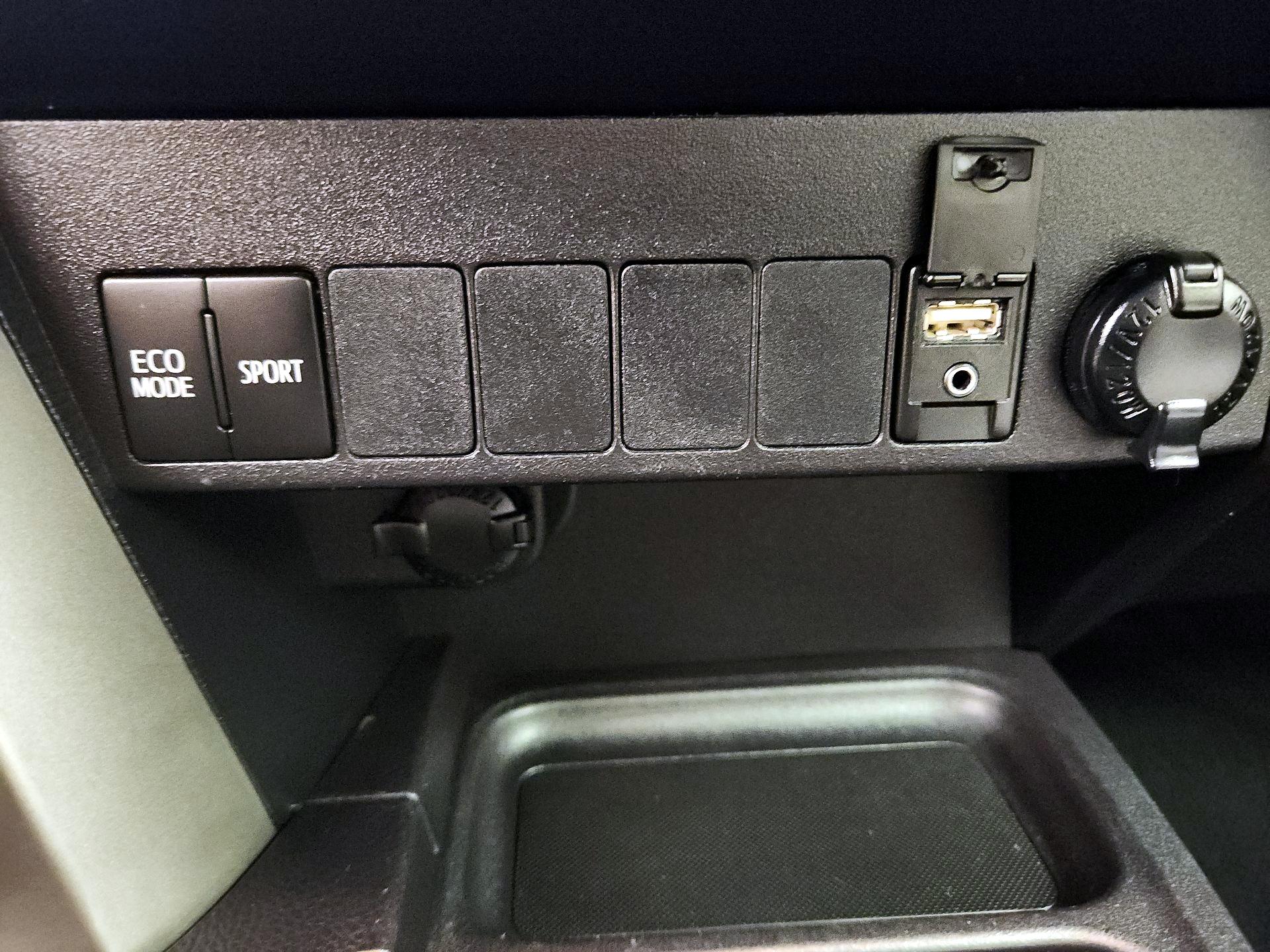 Thumbnail: 2018 Toyota RAV4 - 18