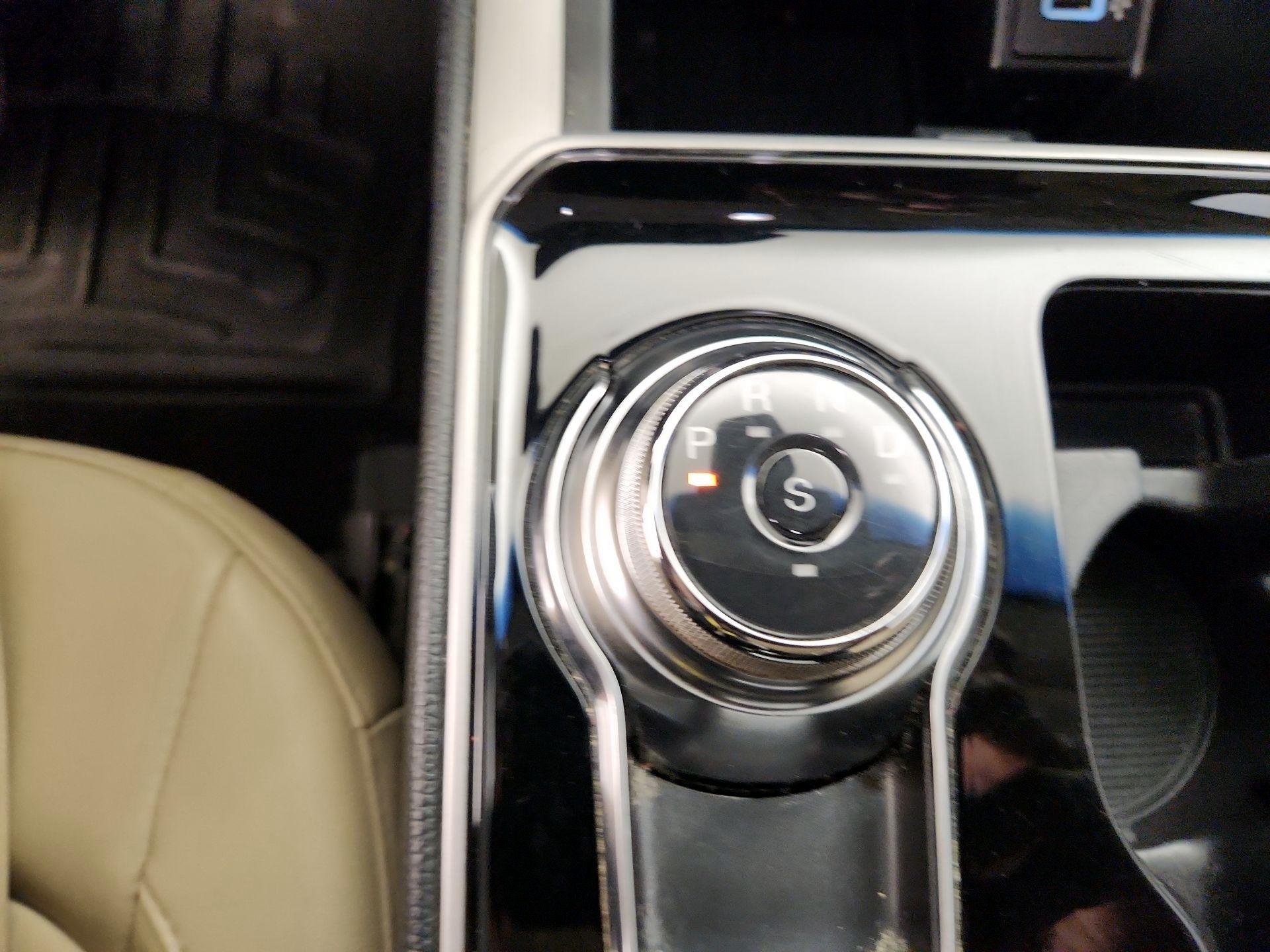 Thumbnail: 2019 Ford Edge - 18