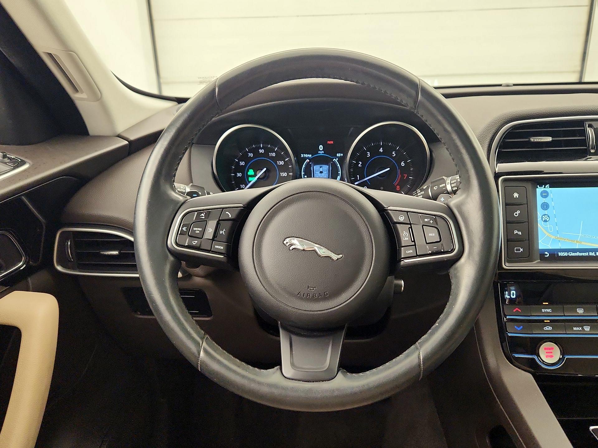 Thumbnail: 2017 Jaguar F-Pace - 10