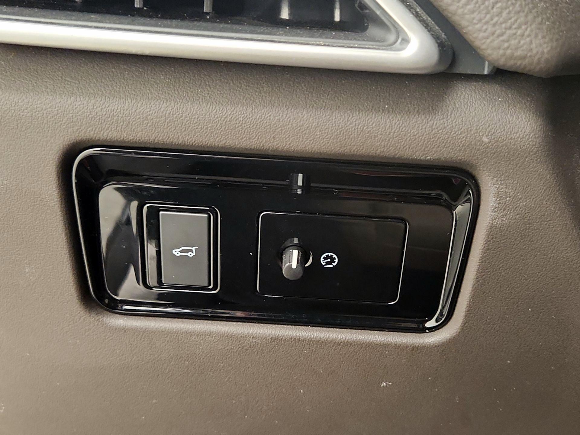 Thumbnail: 2017 Jaguar F-Pace - 13