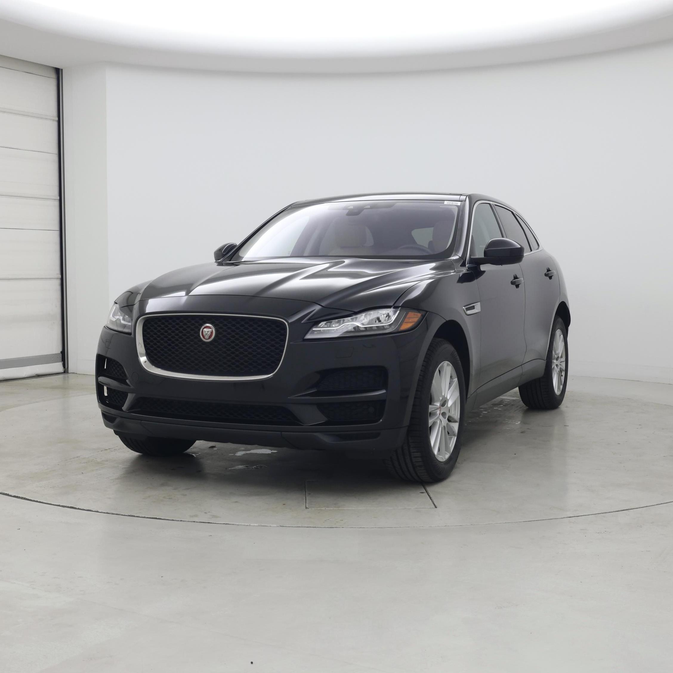 Thumbnail: 2017 Jaguar F-Pace - 4