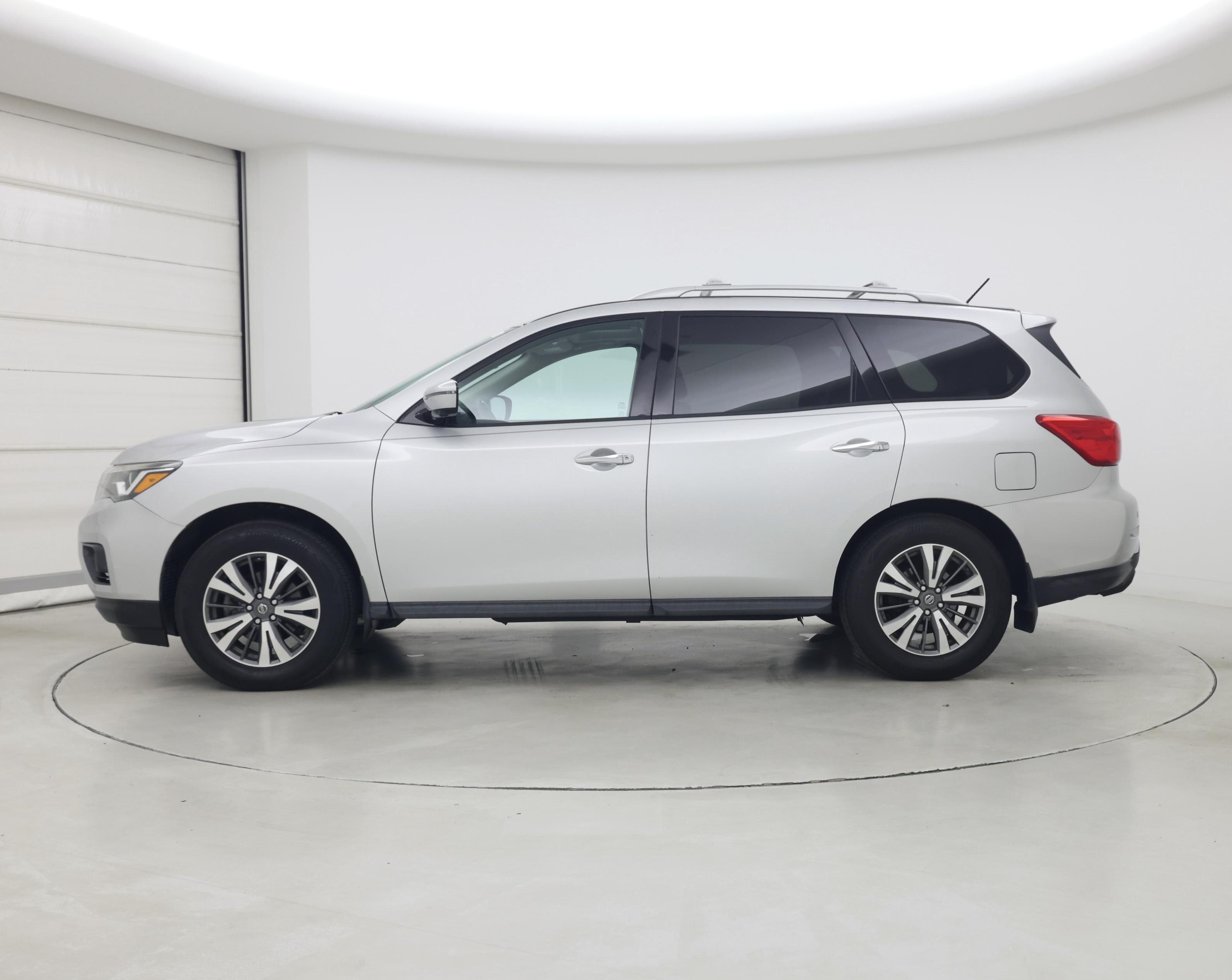 Thumbnail: 2017 Nissan Pathfinder - 3