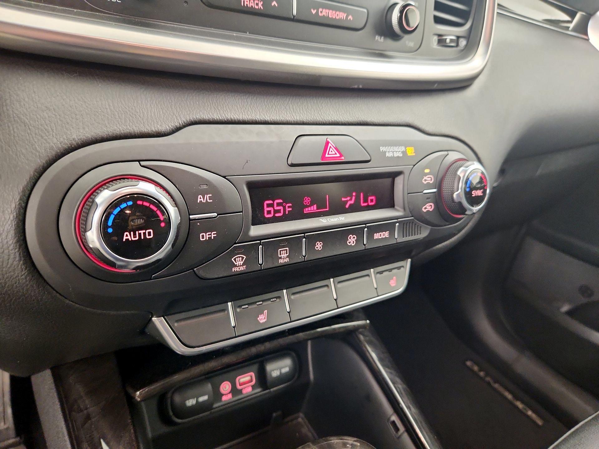 Thumbnail: 2016 Kia Sorento - 16