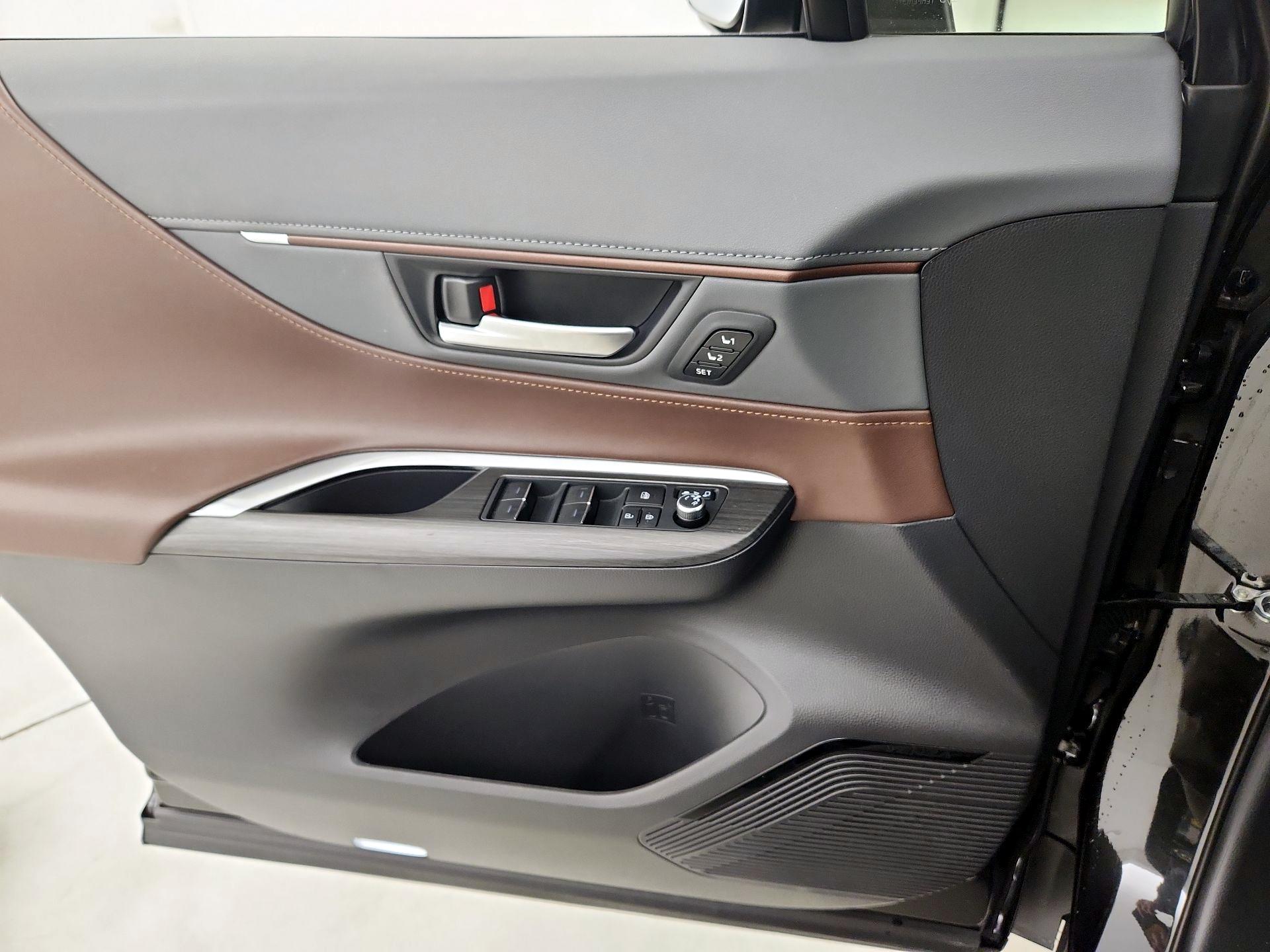 Thumbnail: 2024 Toyota Venza - 12