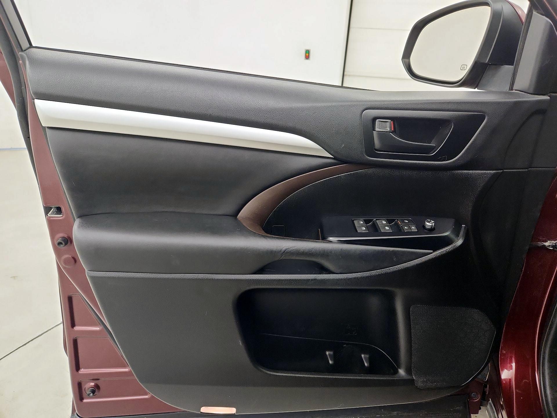 Thumbnail: 2015 Toyota Highlander - 12