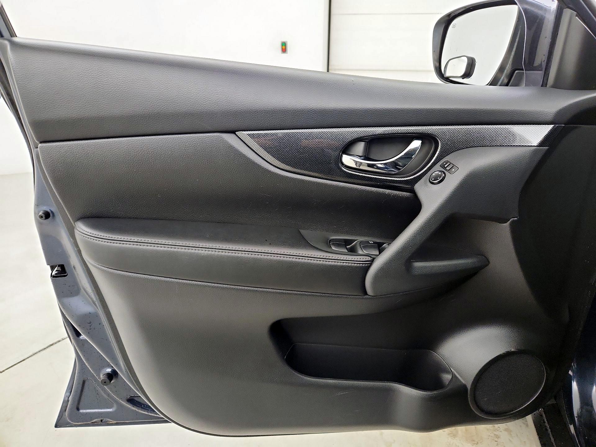 Thumbnail: 2016 Nissan Rogue - 12