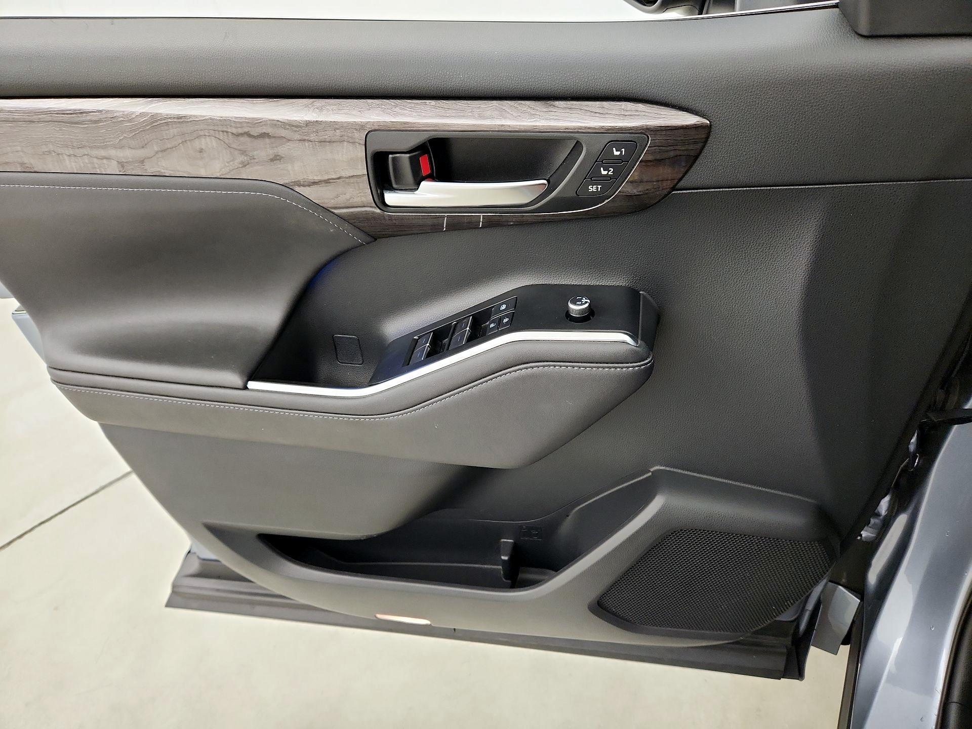 Thumbnail: 2020 Toyota Highlander - 12