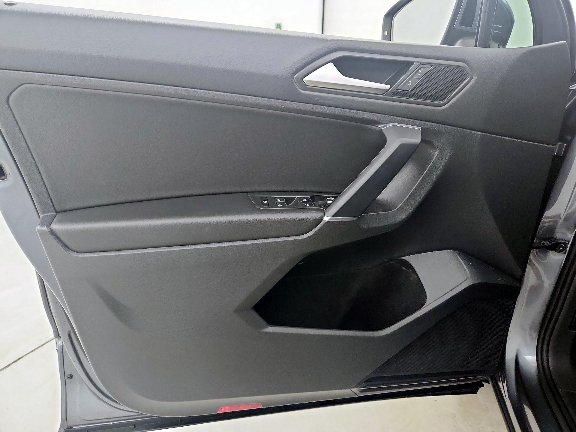 Thumbnail: 2020 Volkswagen Tiguan - 12