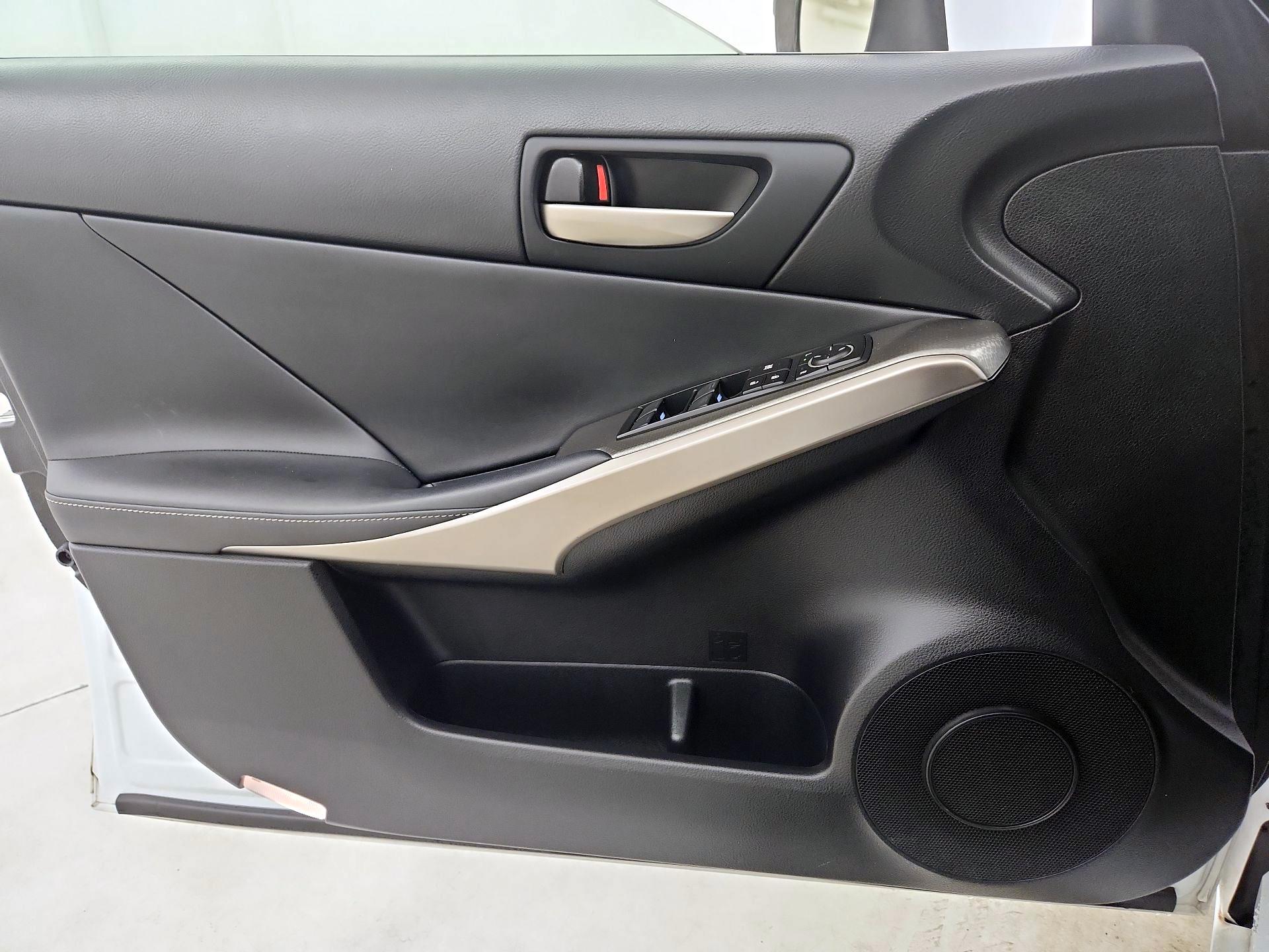 Thumbnail: 2018 Lexus IS - 12