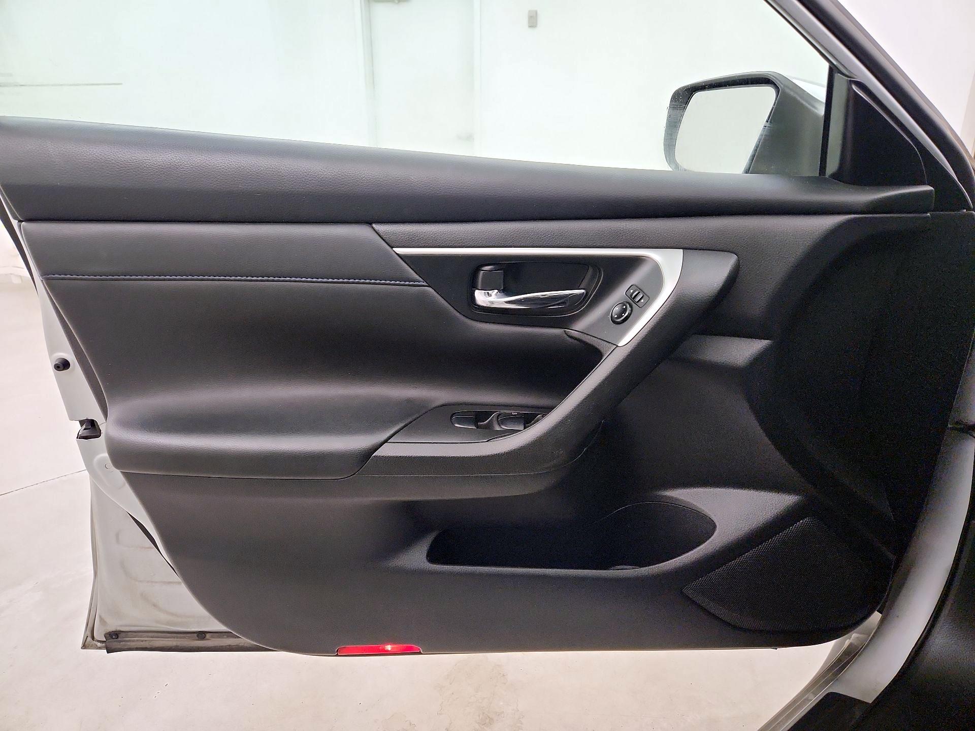 Thumbnail: 2016 Nissan Altima - 12