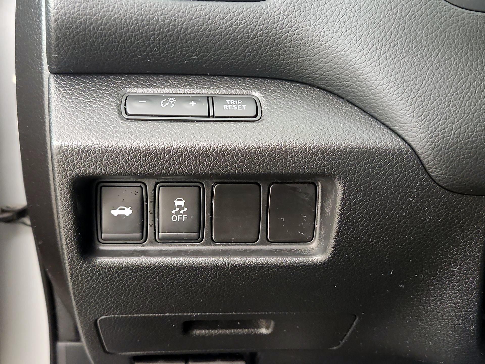 Thumbnail: 2016 Nissan Altima - 13