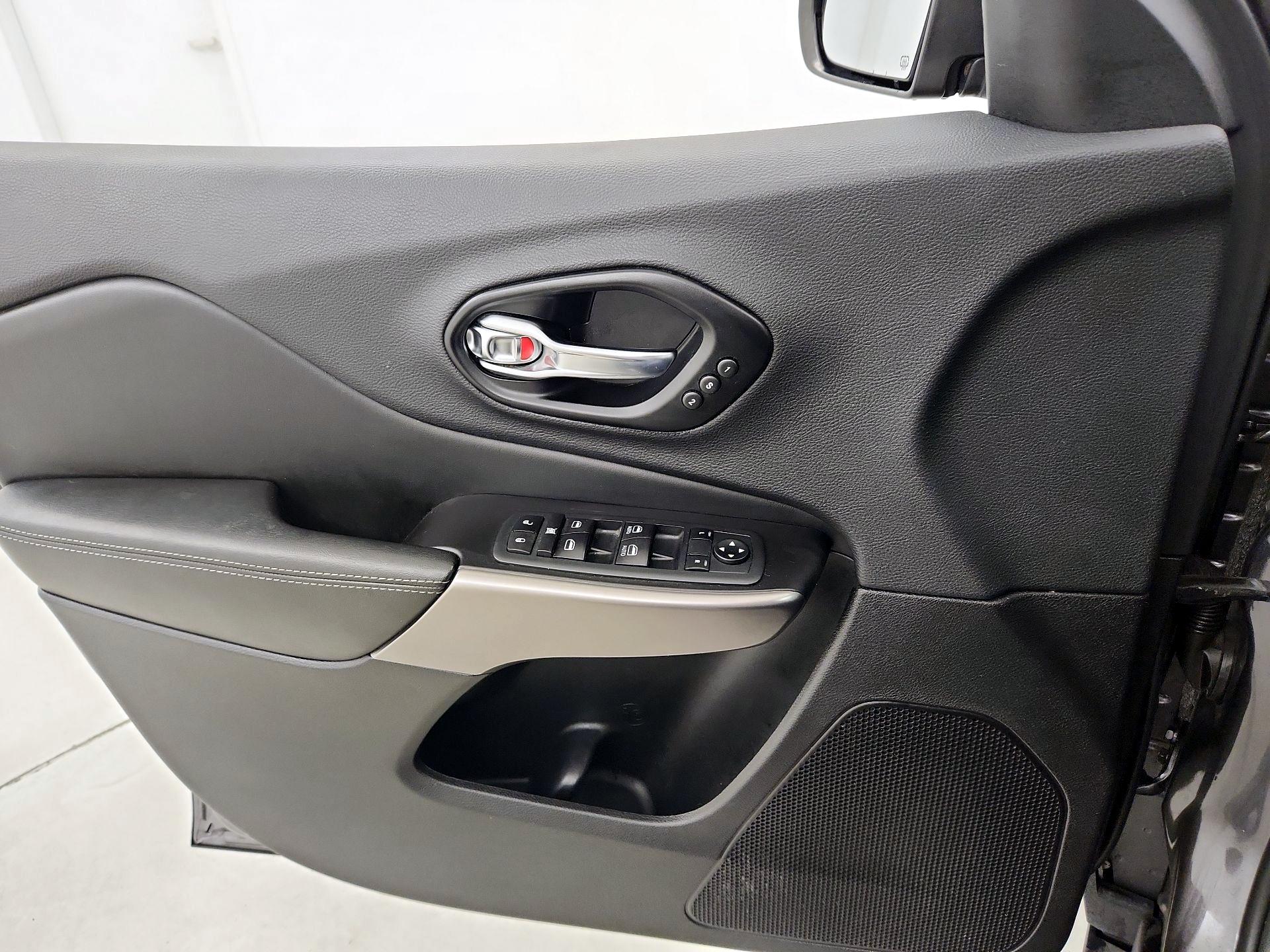 Thumbnail: 2020 Jeep Cherokee - 12