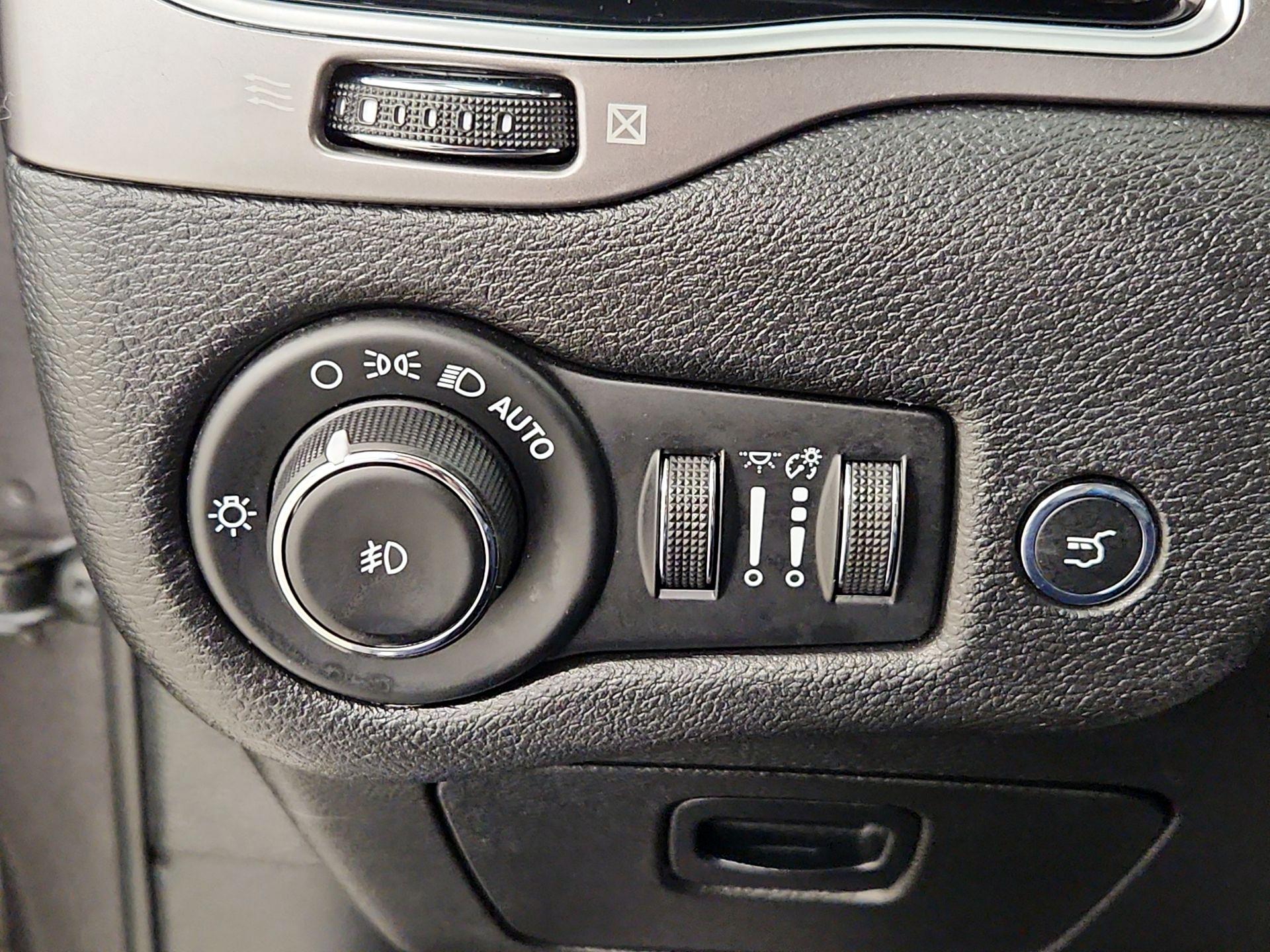 Thumbnail: 2020 Jeep Cherokee - 13