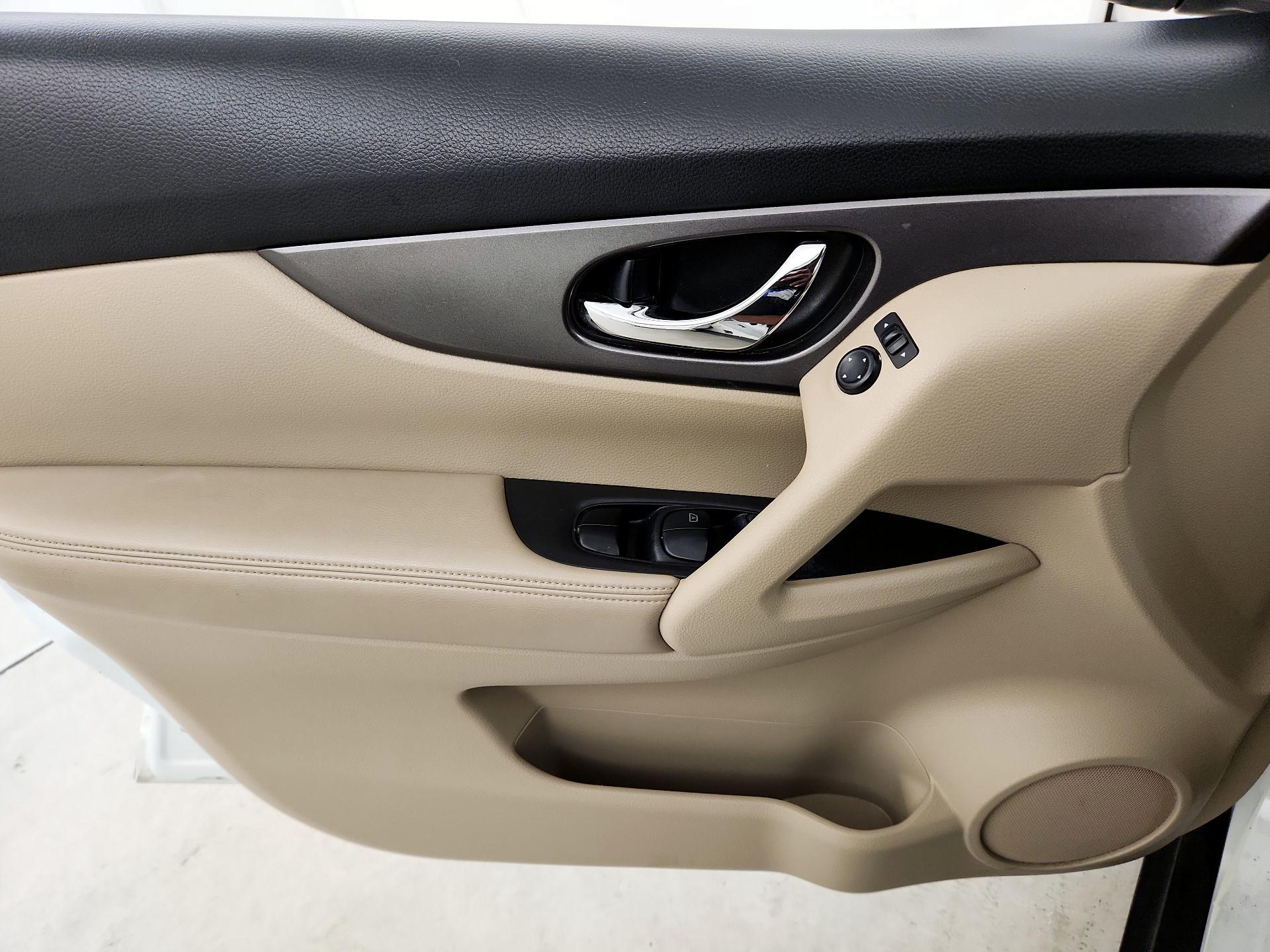 Thumbnail: 2015 Nissan Rogue - 12