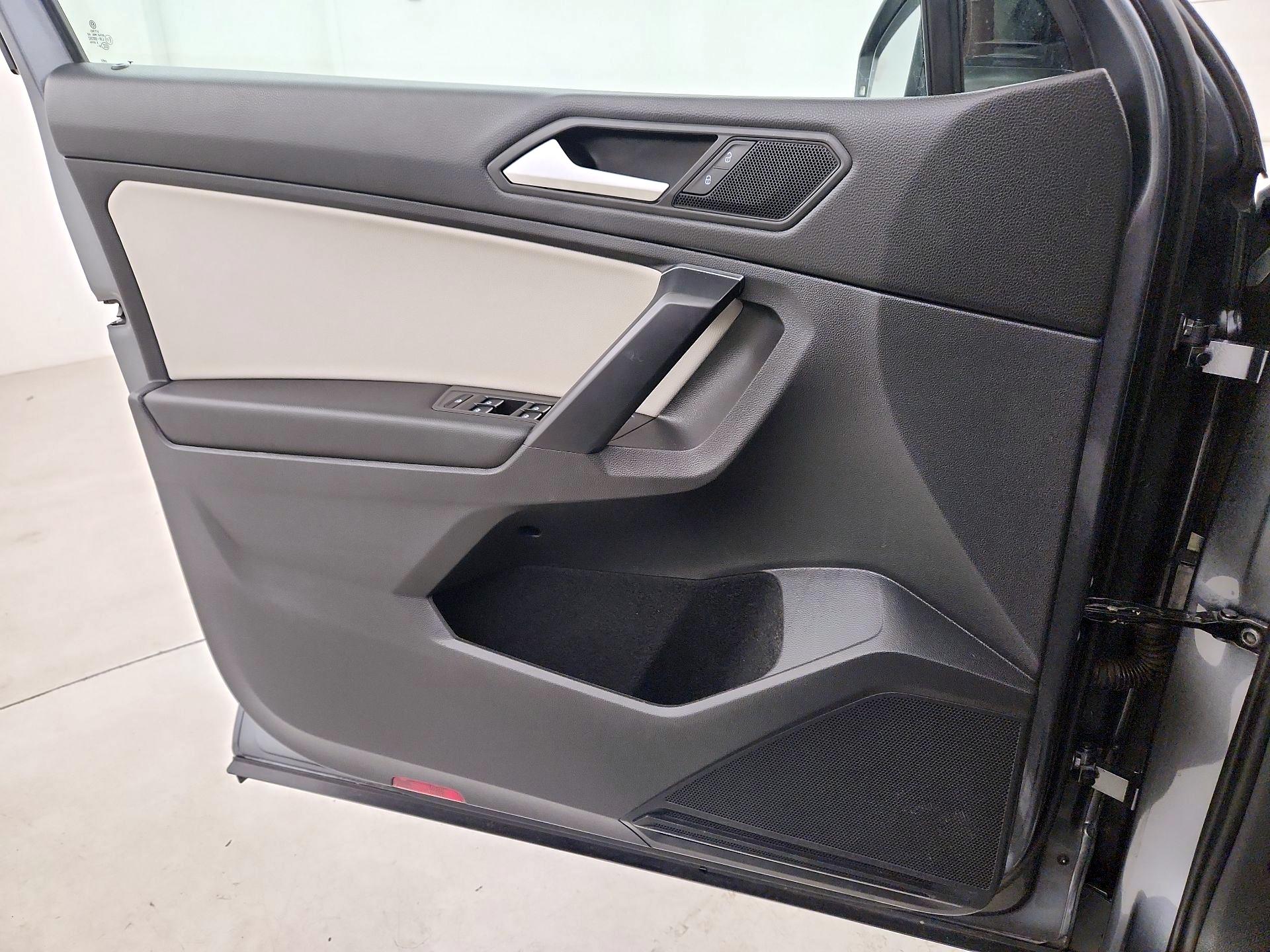 Thumbnail: 2021 Volkswagen Tiguan - 12