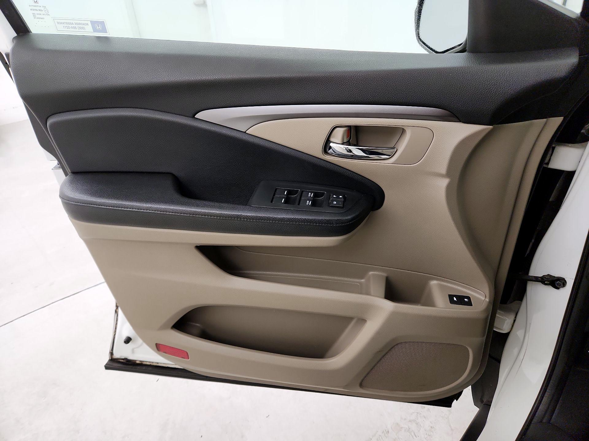 Thumbnail: 2017 Honda Pilot - 12