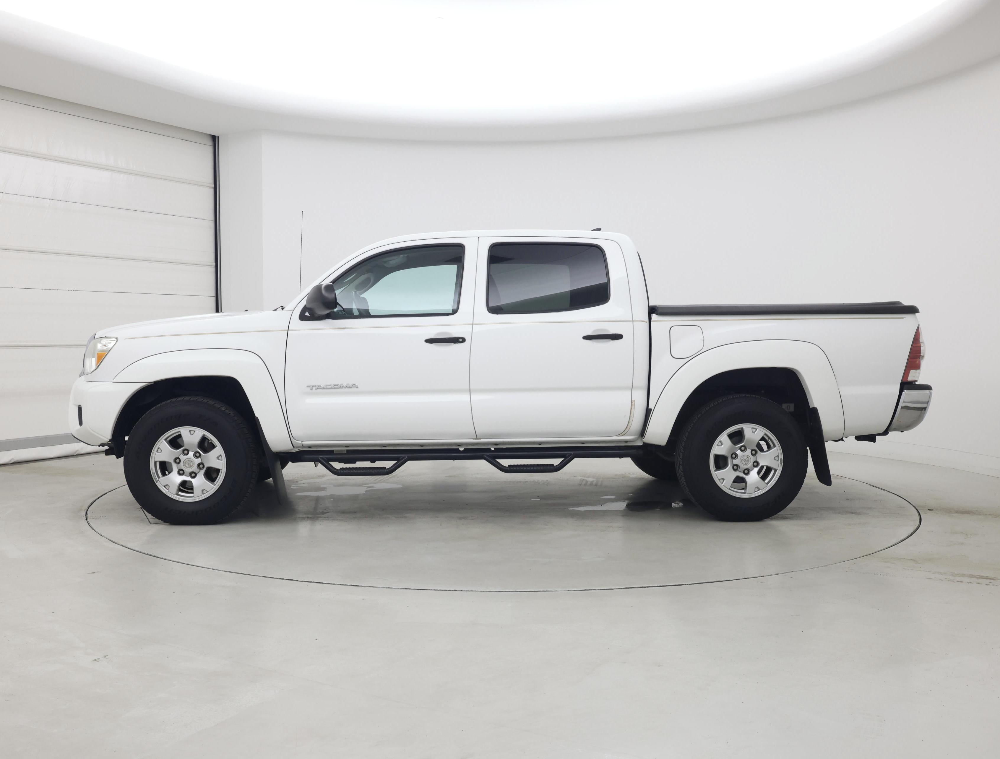 Thumbnail: 2015 Toyota Tacoma - 3