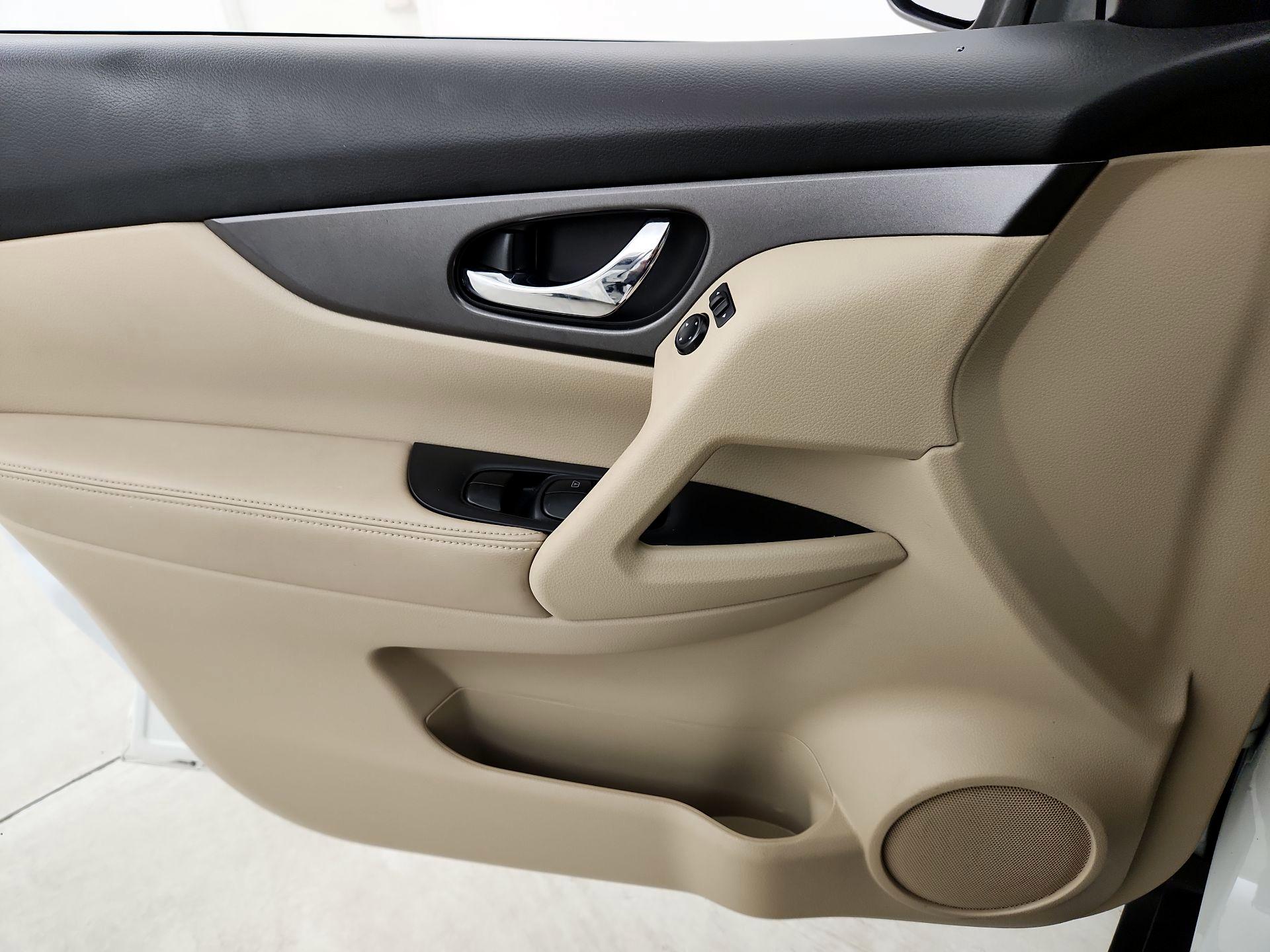 Thumbnail: 2015 Nissan Rogue - 12