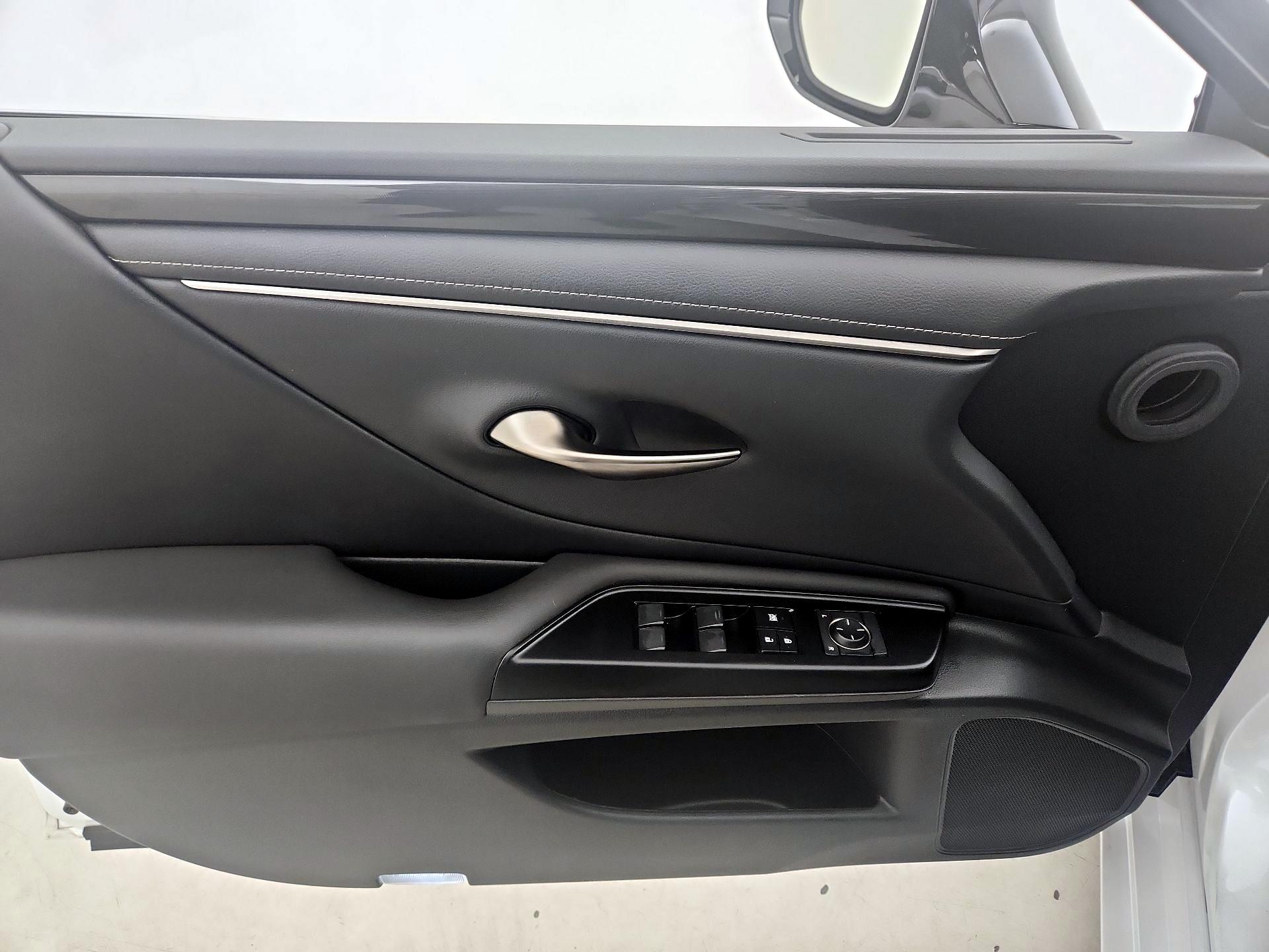 Thumbnail: 2020 Lexus ES - 12