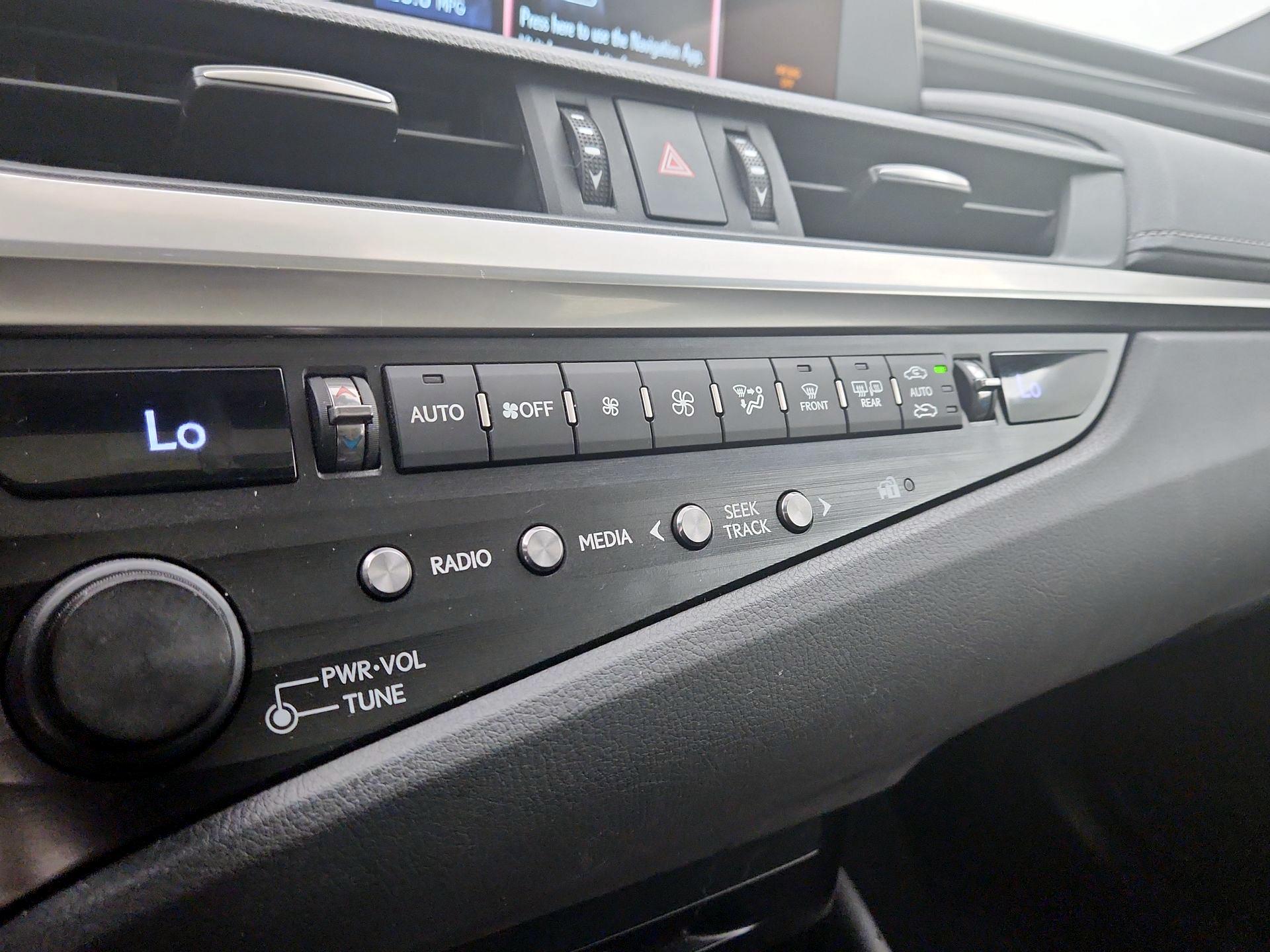 Thumbnail: 2020 Lexus ES - 16