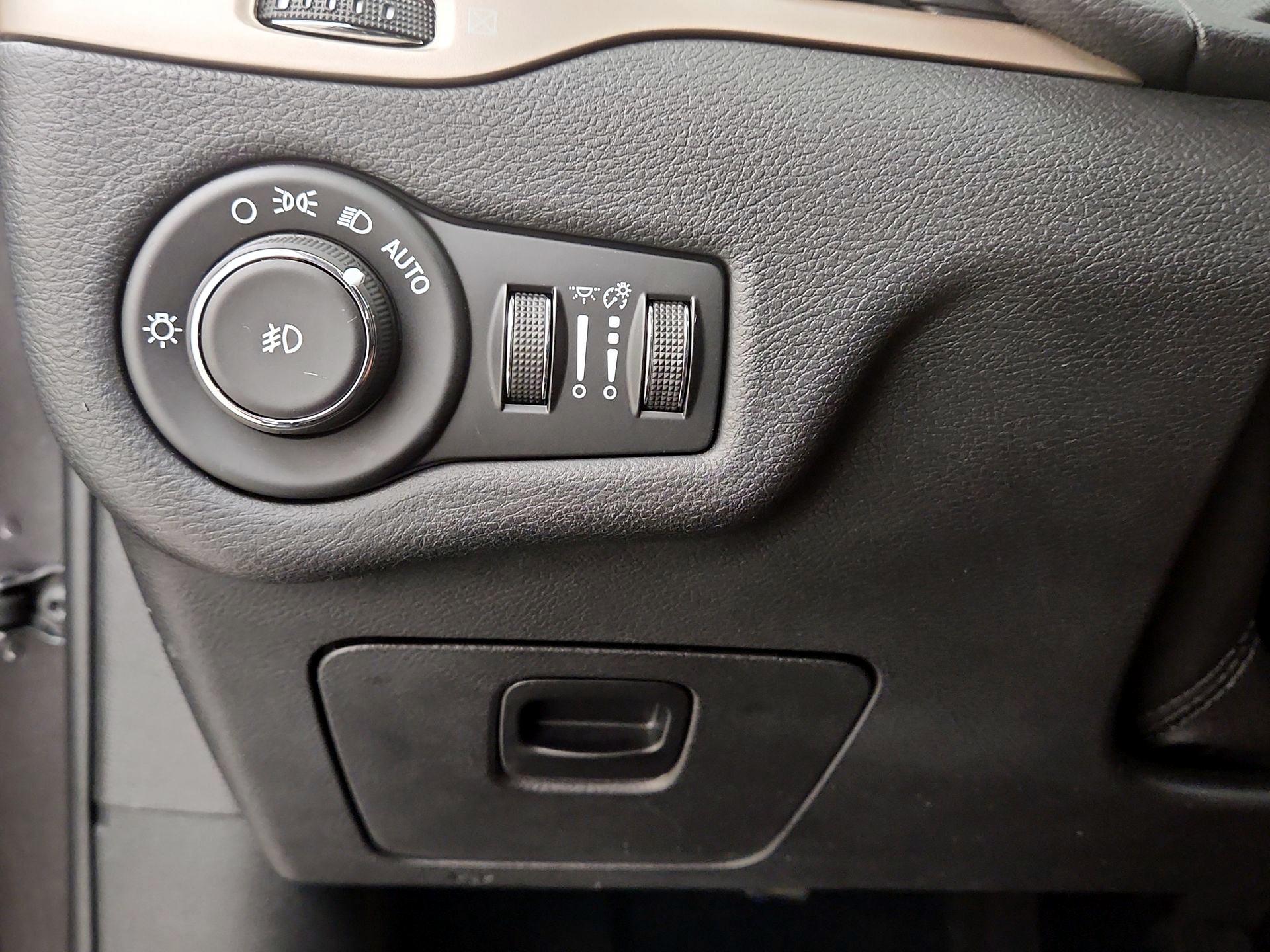 Thumbnail: 2017 Jeep Cherokee - 13