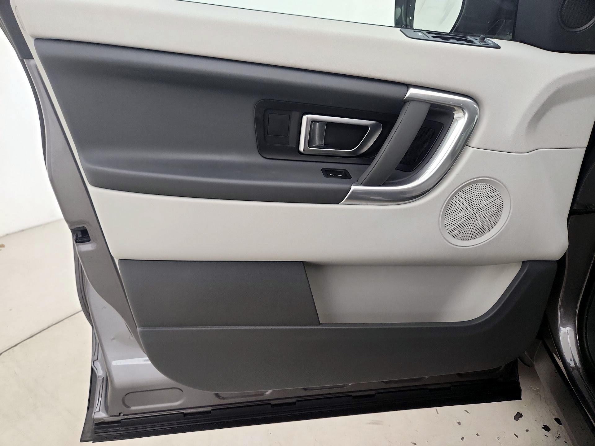 Thumbnail: 2019 Land Rover Discovery Sport - 12